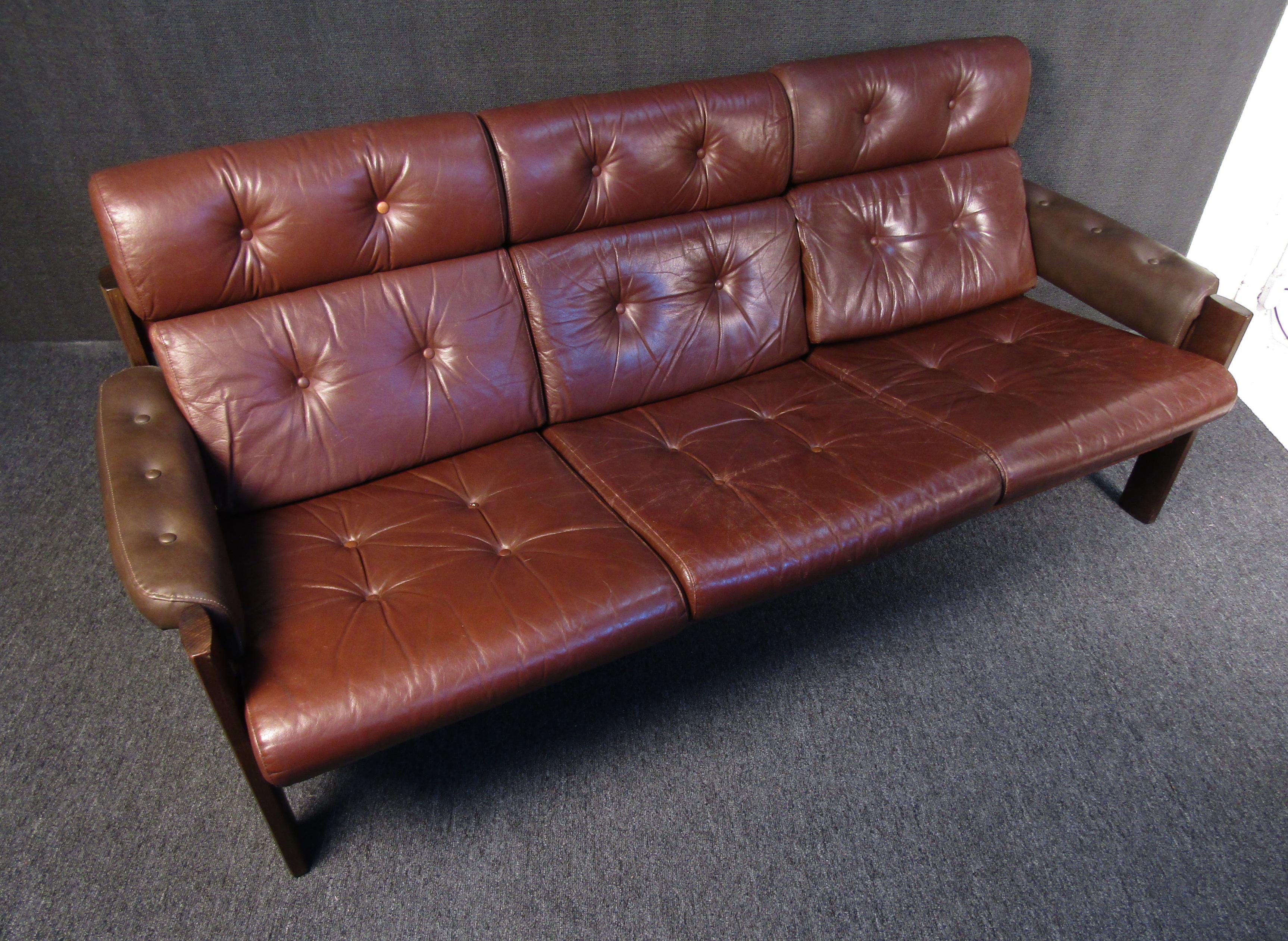 20th Century Mid-Century Modern Walnut and Leather Couch For Sale