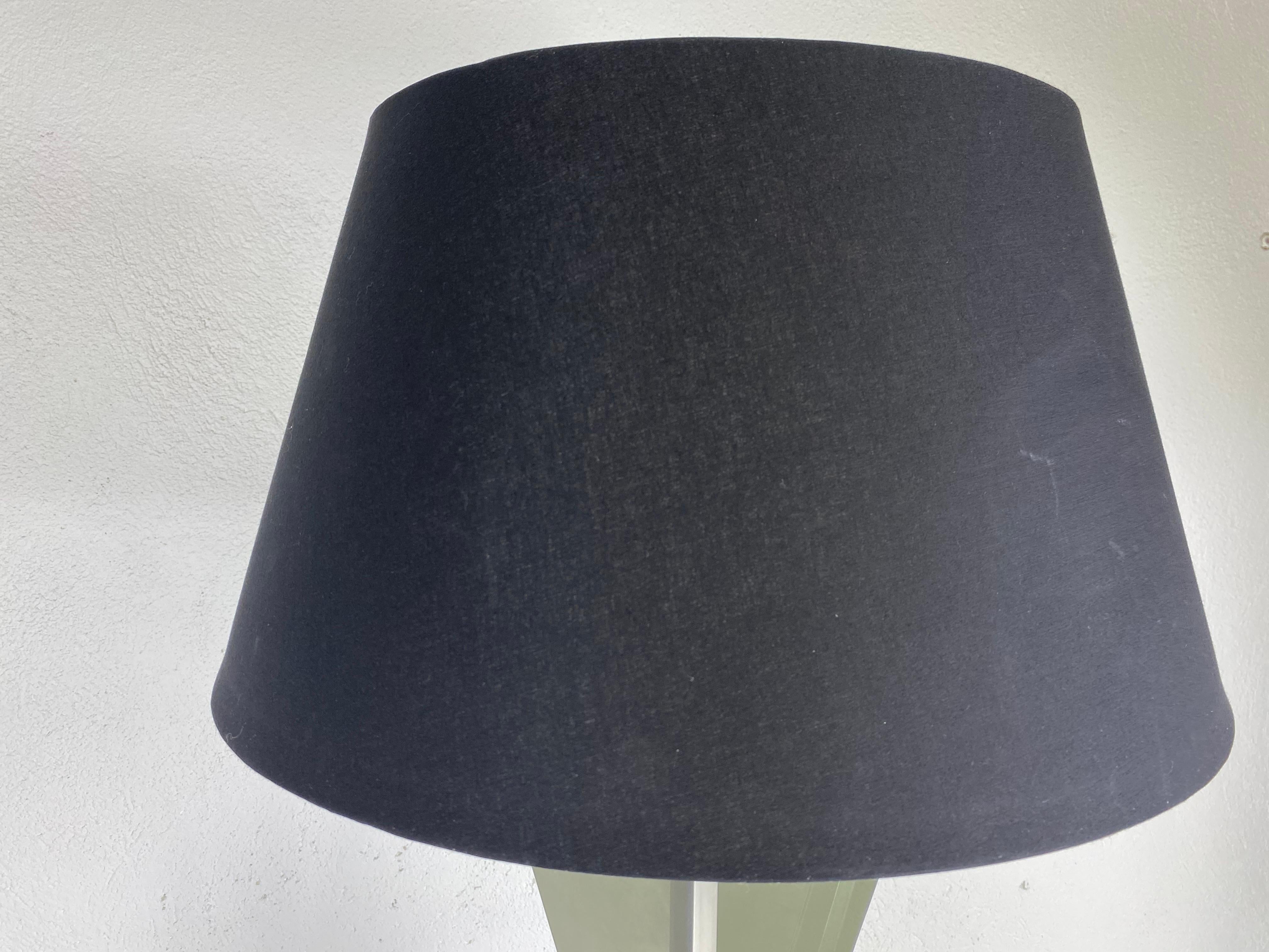 Mid-century modern walnut and Lucite table lamp In Good Condition In Allentown, PA