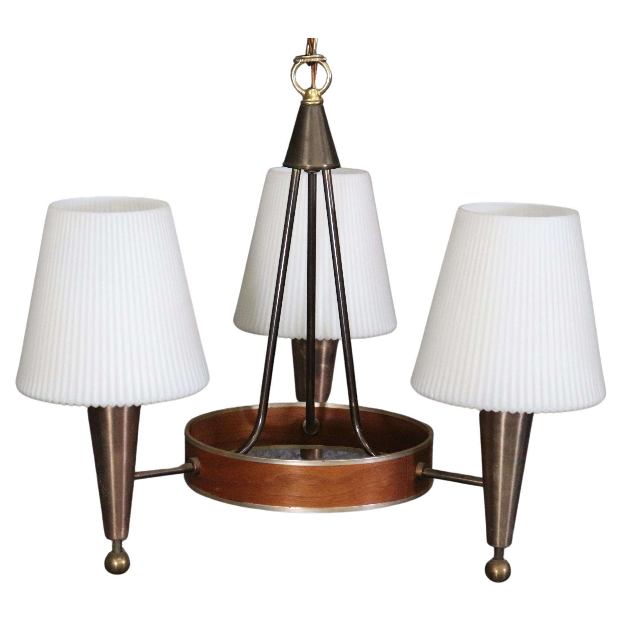 Lustre en métal et noyer de style The Moderns Lightolier  en vente