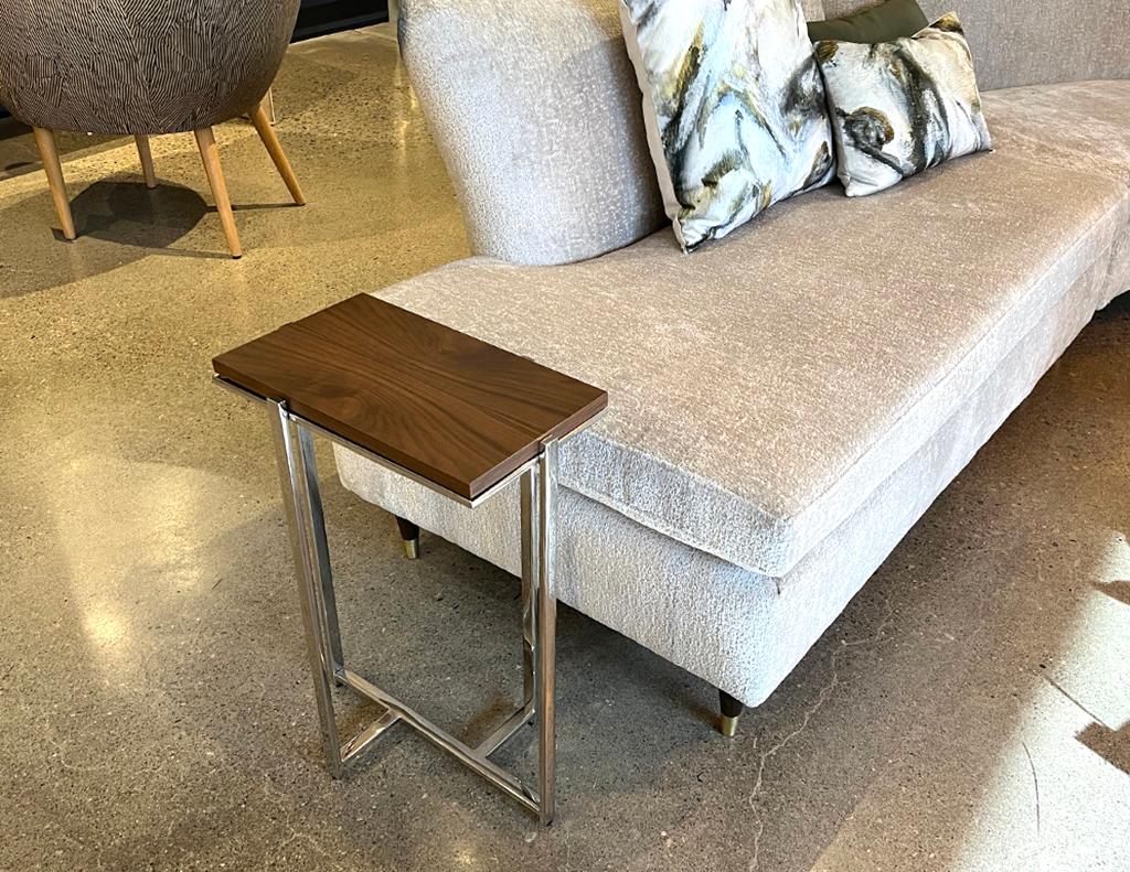Ajoutez une touche de style raffiné à votre espace de vie avec cette table à boissons élégante. Avec un riche plateau en noyer qui s'insère magnifiquement dans un cadre unique en métal poli, cette pièce exsude la sophistication moderne du milieu du