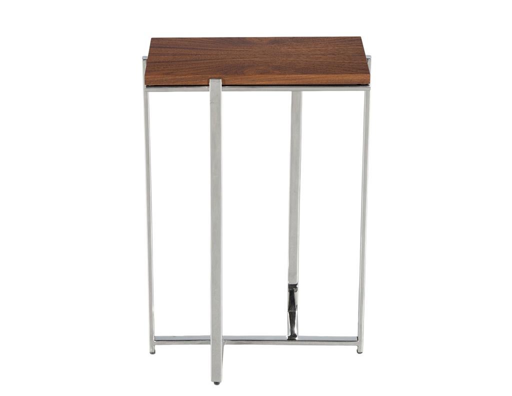 Mid-Century Modern Table à boire en métal et noyer de style moderne du milieu du siècle en vente