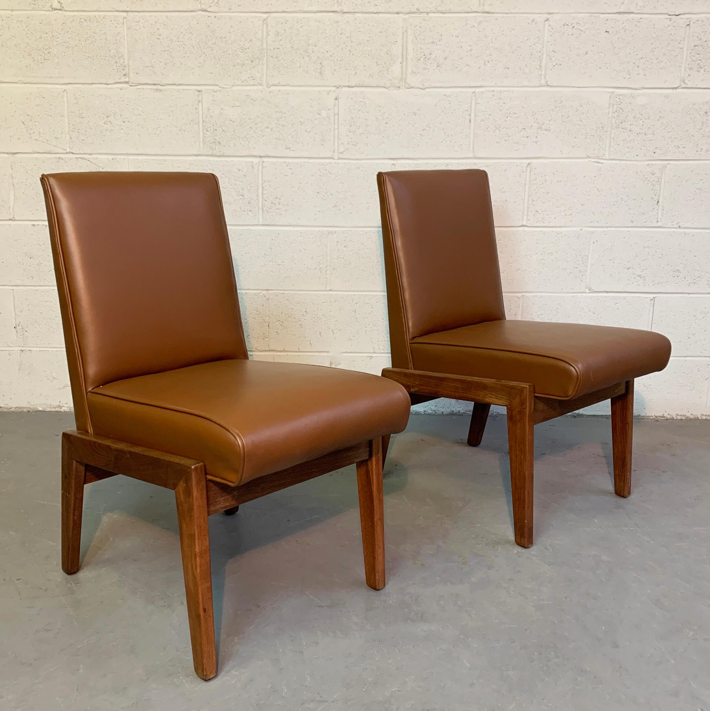 Mid-Century Modern Walnut Naugahyde Chairs Attrib Jens Risom In Good Condition For Sale In Brooklyn, NY