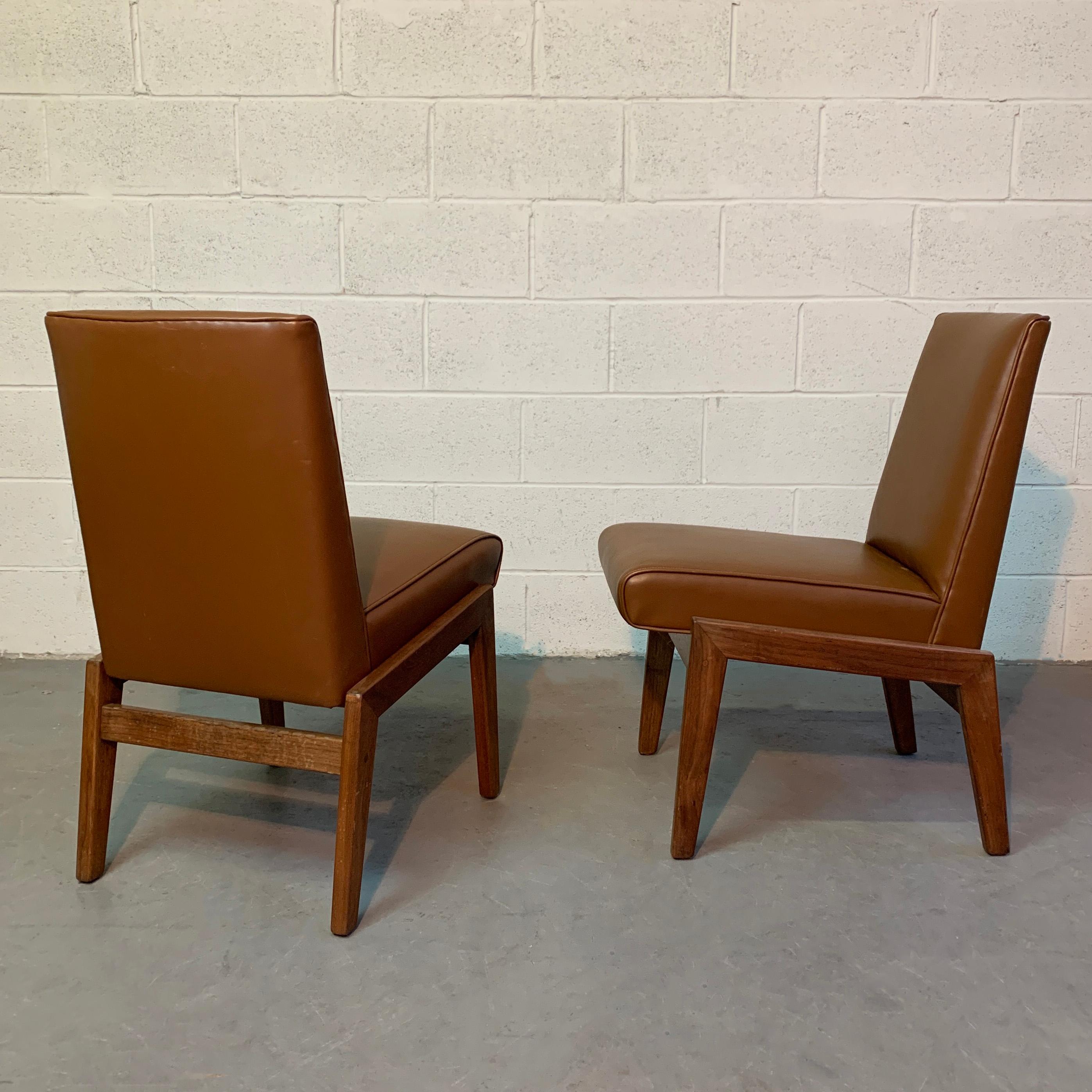 20th Century Mid-Century Modern Walnut Naugahyde Chairs Attrib Jens Risom For Sale