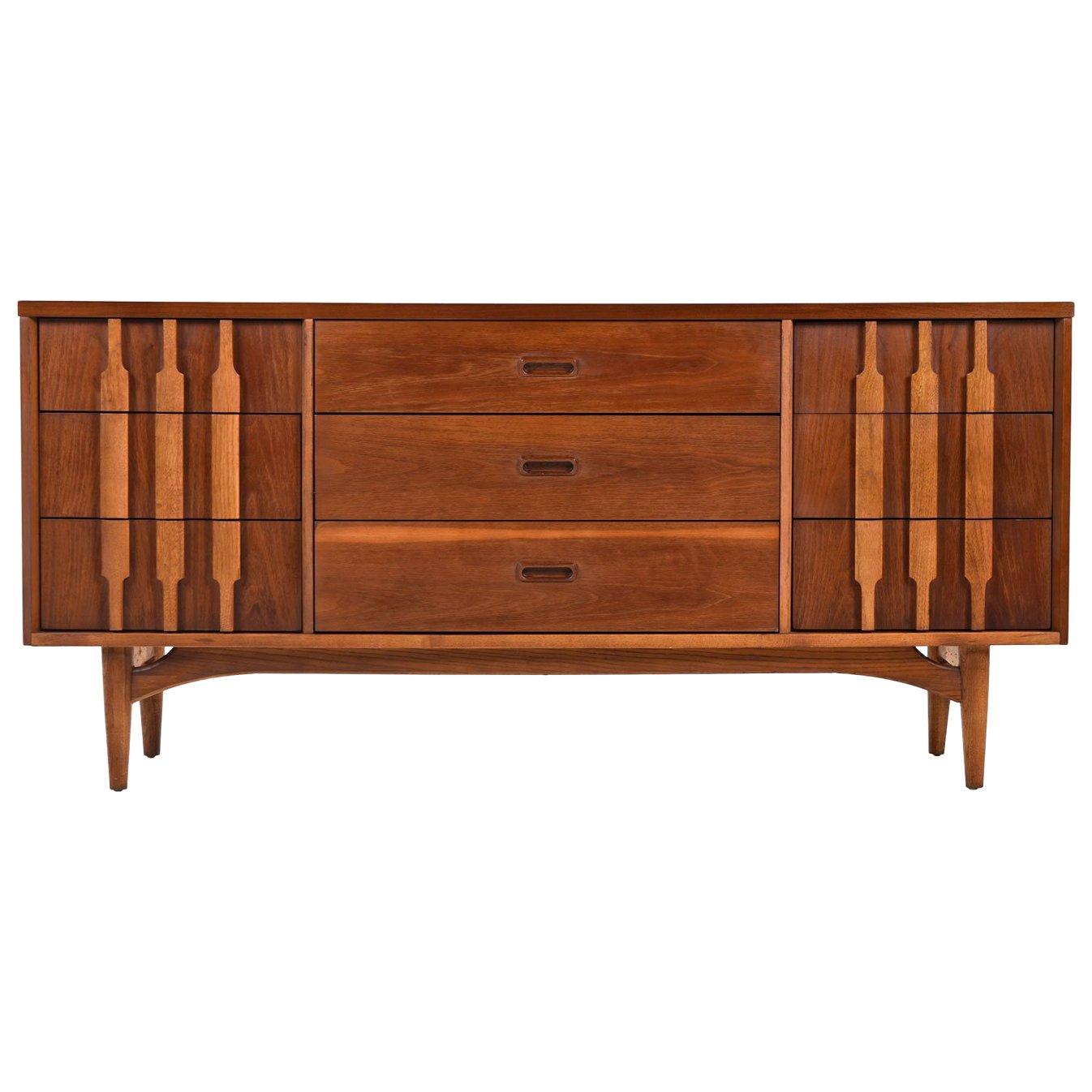 Dresser:
Mid-Century Modern American made 9-drawer dresser or credenza with oak accents. Made by Kroehler Mfg., circa 1960s. This stunning dresser features sculpted paddle shaped pulls on the drawers that perfectly contrast and compliment the