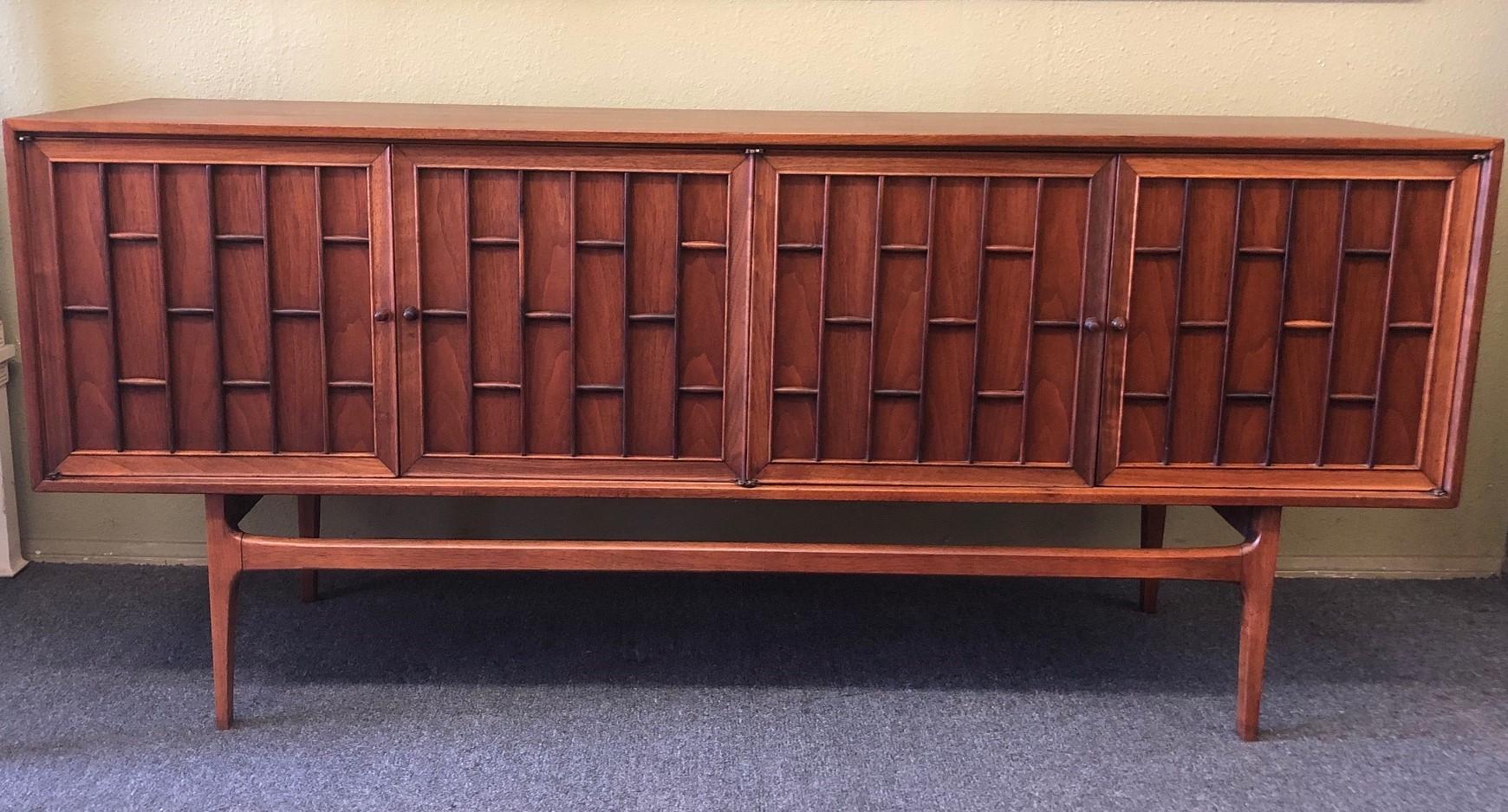 Gorgeous Mid-Century Modern walnut and rosewood credenza / buffet by Thomasville, circa 1959. Thomasville produced only a small volume of exceptionally well-designed midcentury furniture of which this rare and handsome credenza is a shining example.