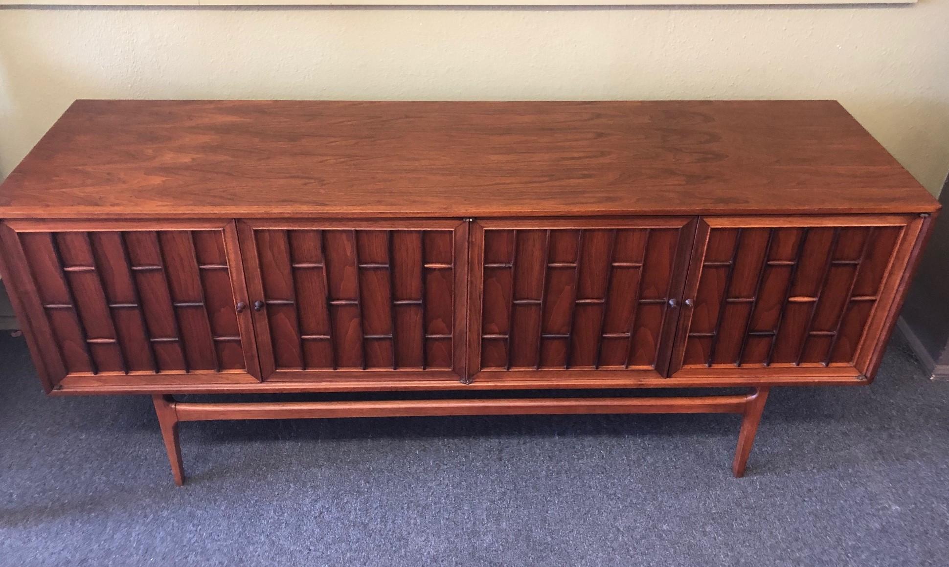 Mid-Century Modern Walnut and Rosewood Credenza by Thomasville In Good Condition In San Diego, CA