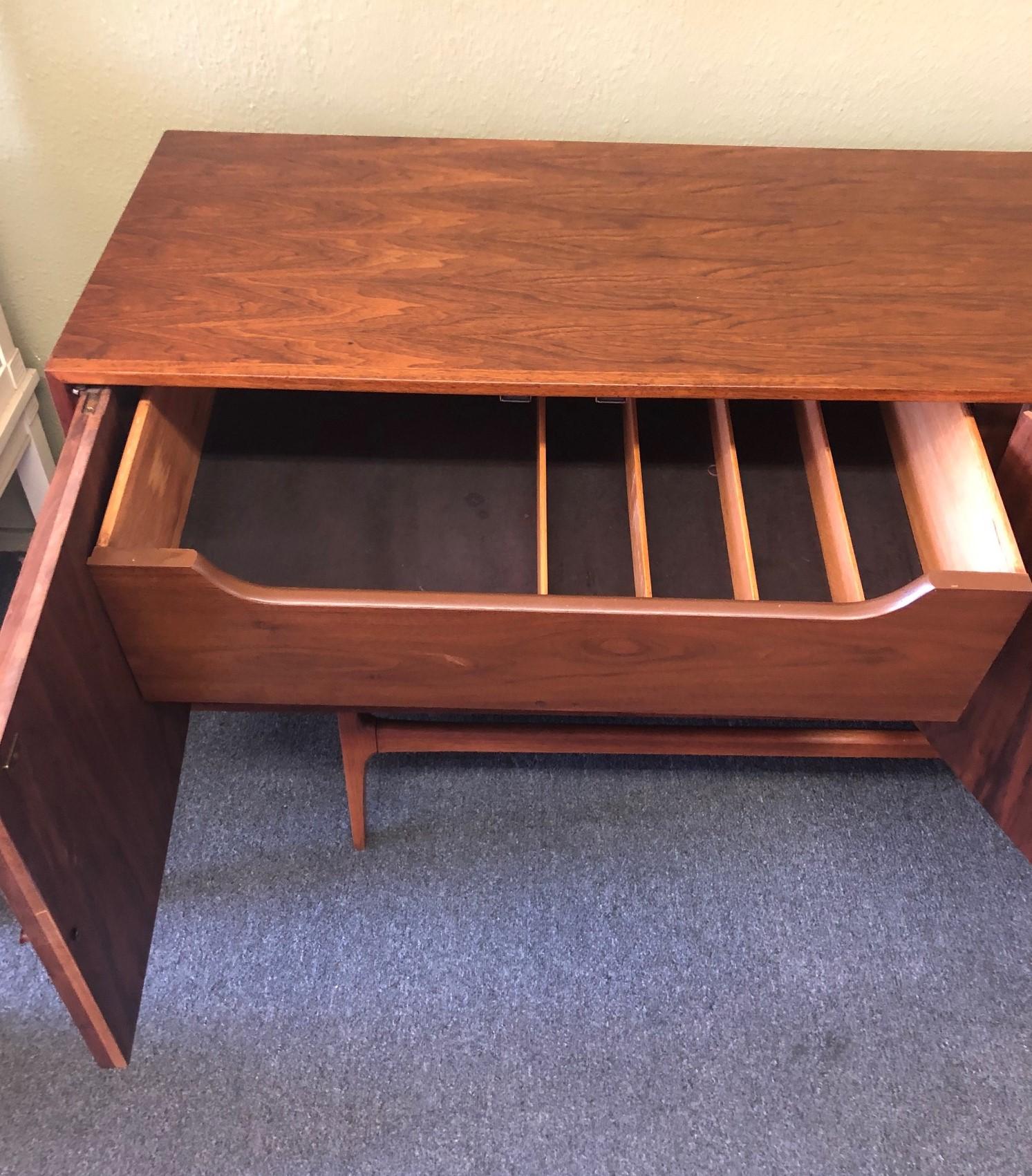 Mid-Century Modern Walnut and Rosewood Credenza by Thomasville 1