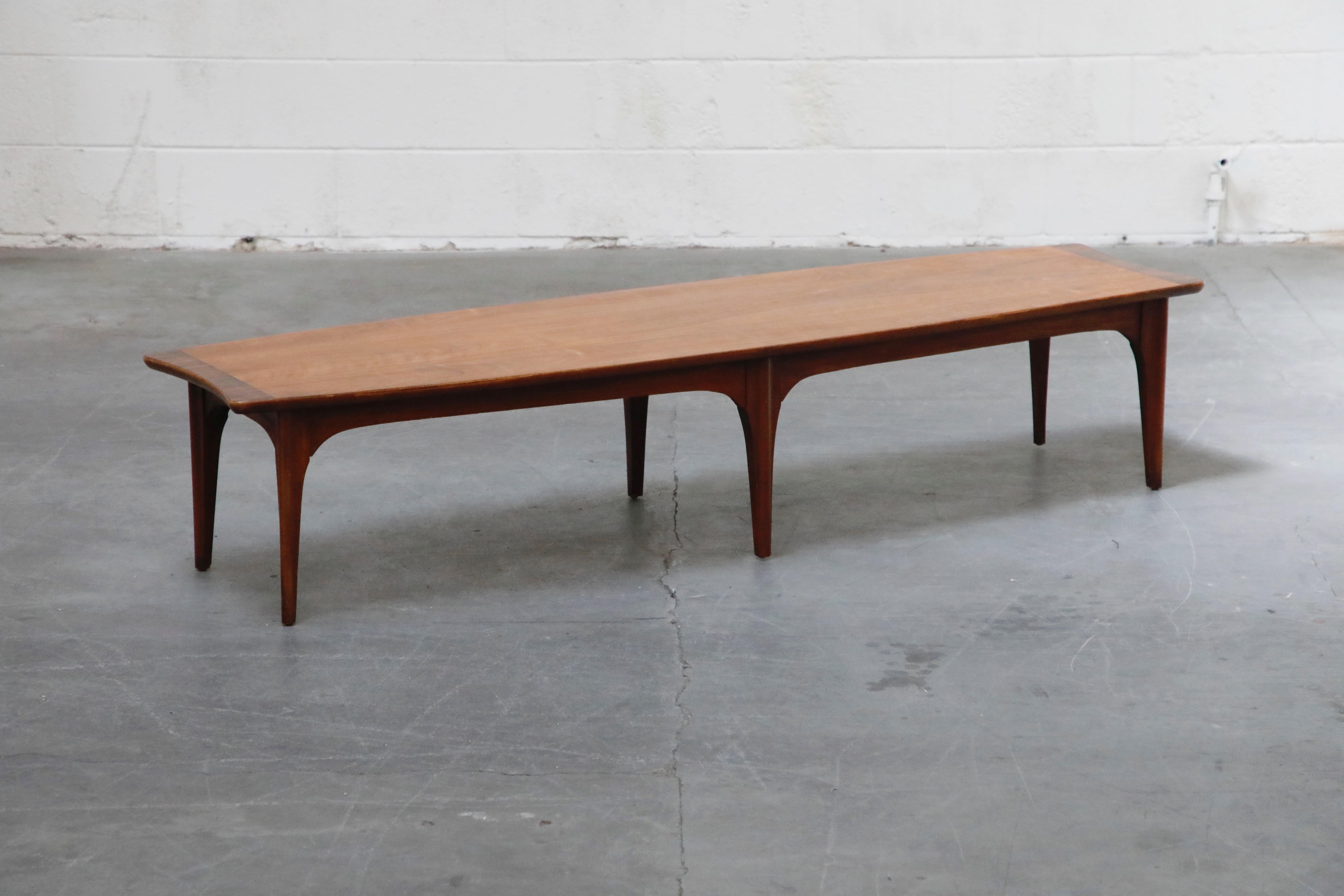 Mid-Century Modern Walnut and Rosewood Surfboard Shaped Coffee Table, circa 1970 In Good Condition In Los Angeles, CA
