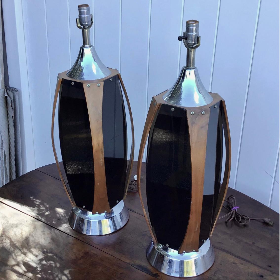 Moderne Mid-Century-Lampen aus Nussbaum und geräuchertem Acryl, Paar im Zustand „Gut“ im Angebot in Bradenton, FL