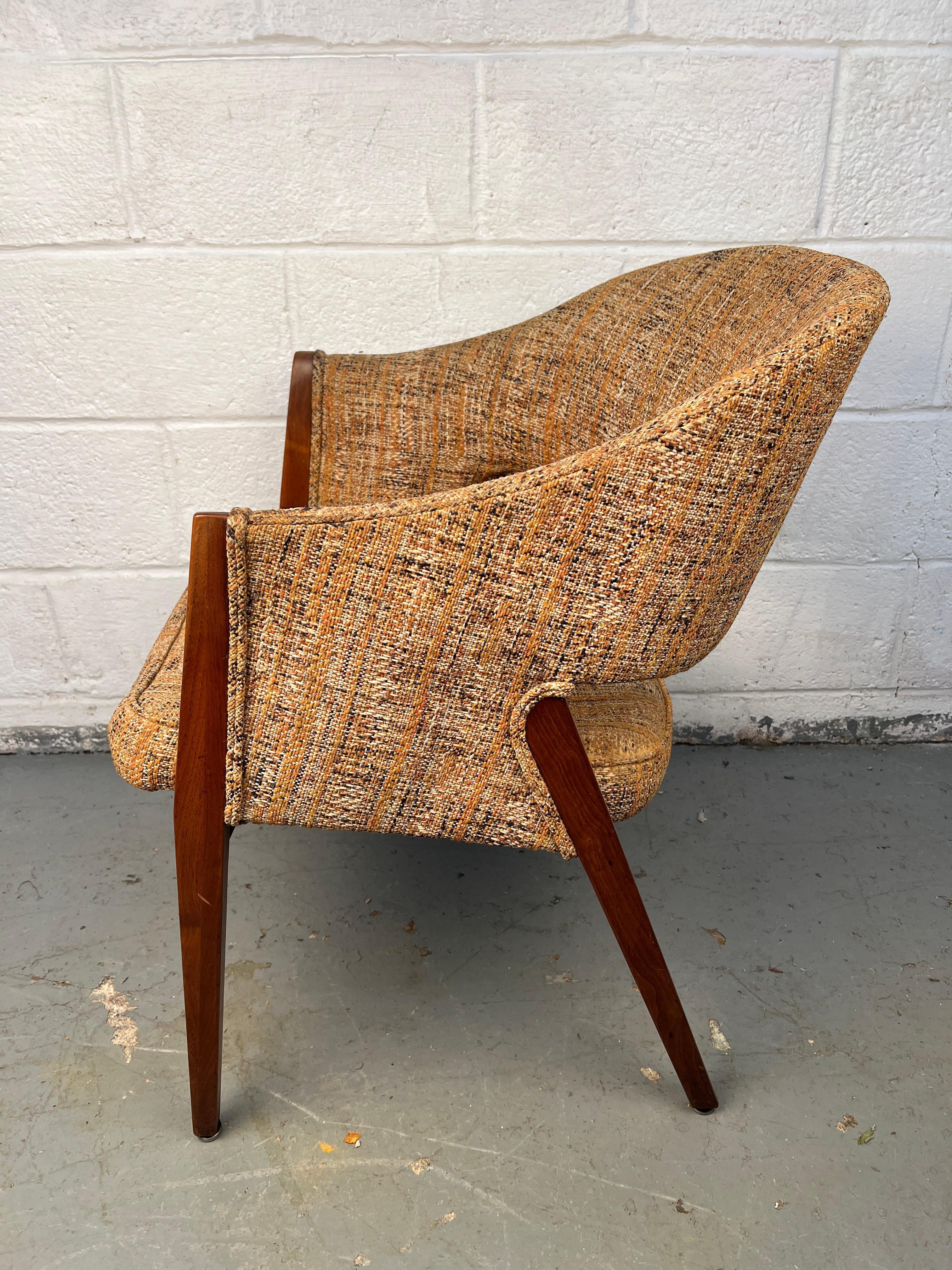 Moderner Stuhl aus Nussbaum und Tweed aus der Jahrhundertmitte (Moderne der Mitte des Jahrhunderts) im Angebot