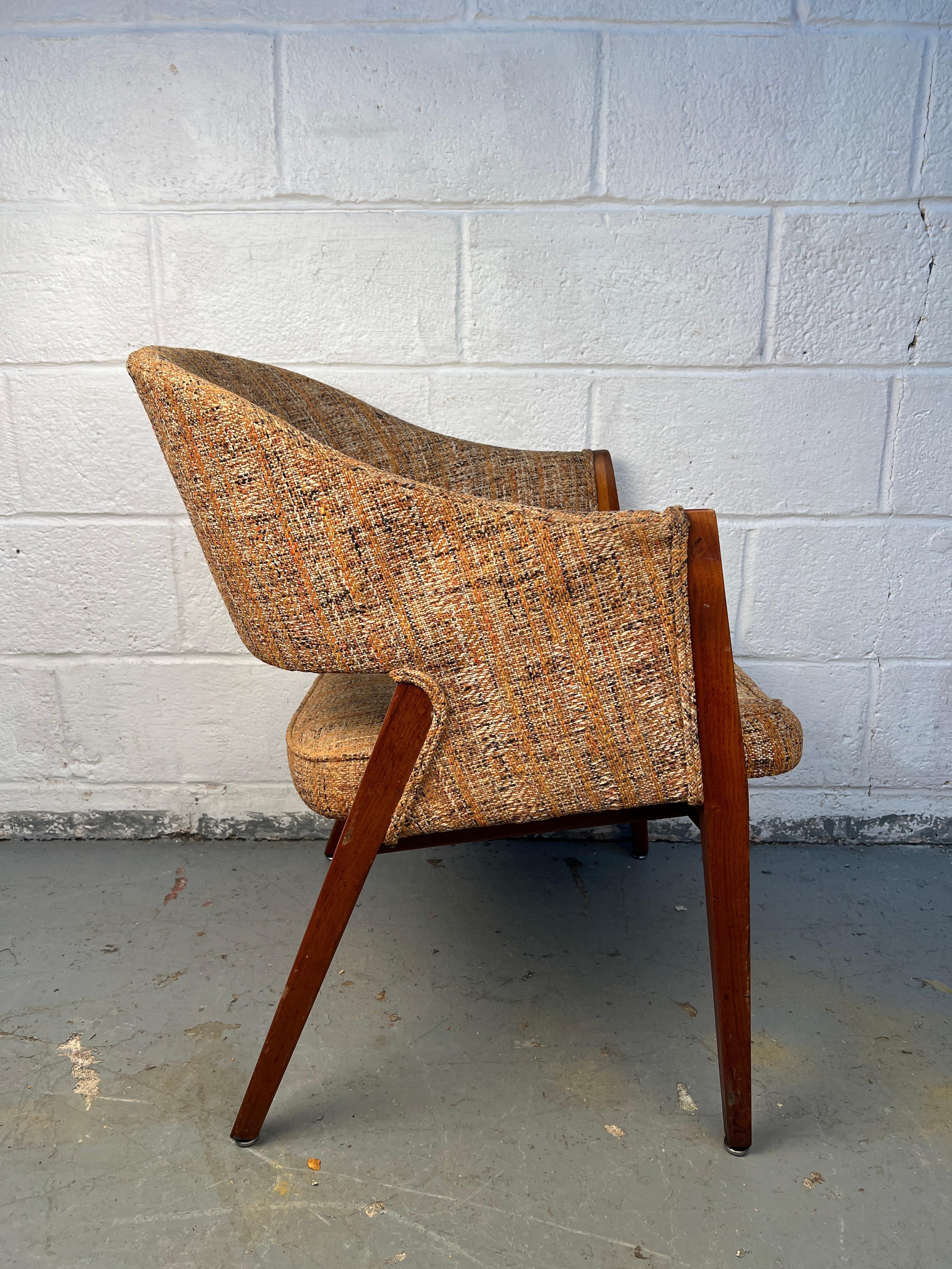 Moderner Stuhl aus Nussbaum und Tweed aus der Jahrhundertmitte im Zustand „Gut“ im Angebot in Brooklyn, NY