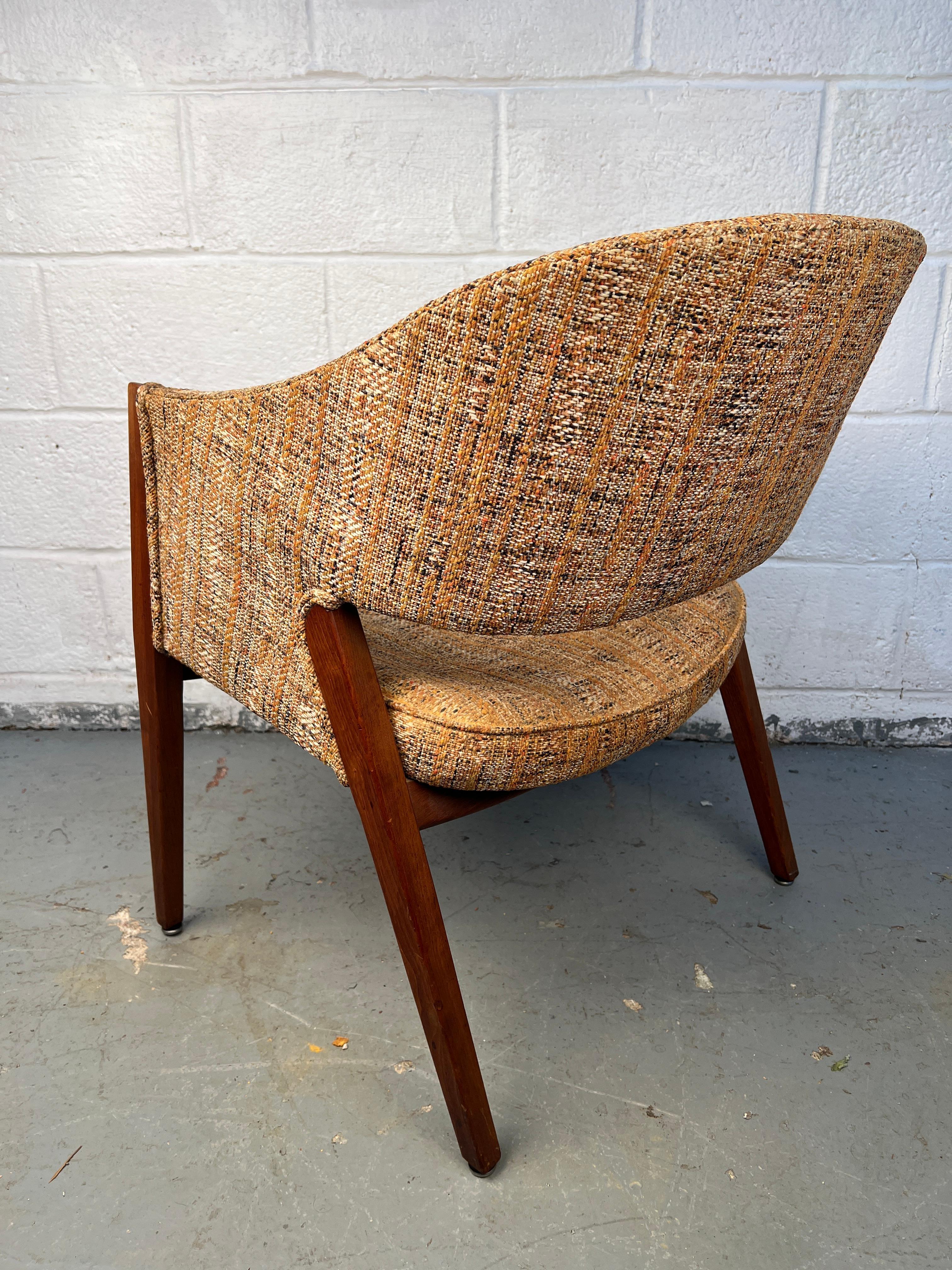 Moderner Stuhl aus Nussbaum und Tweed aus der Jahrhundertmitte (20. Jahrhundert) im Angebot