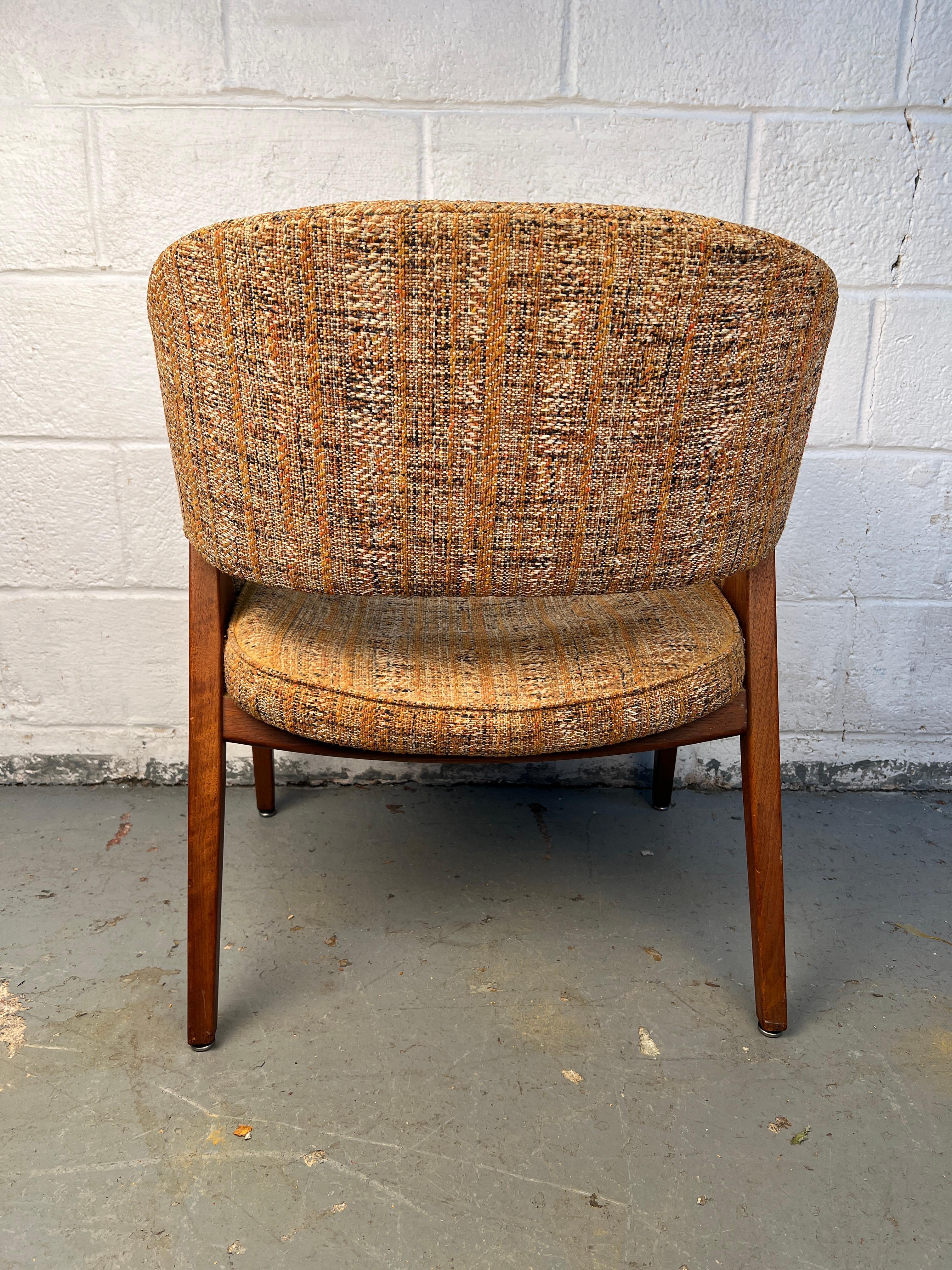 Moderner Stuhl aus Nussbaum und Tweed aus der Jahrhundertmitte (Stoff) im Angebot