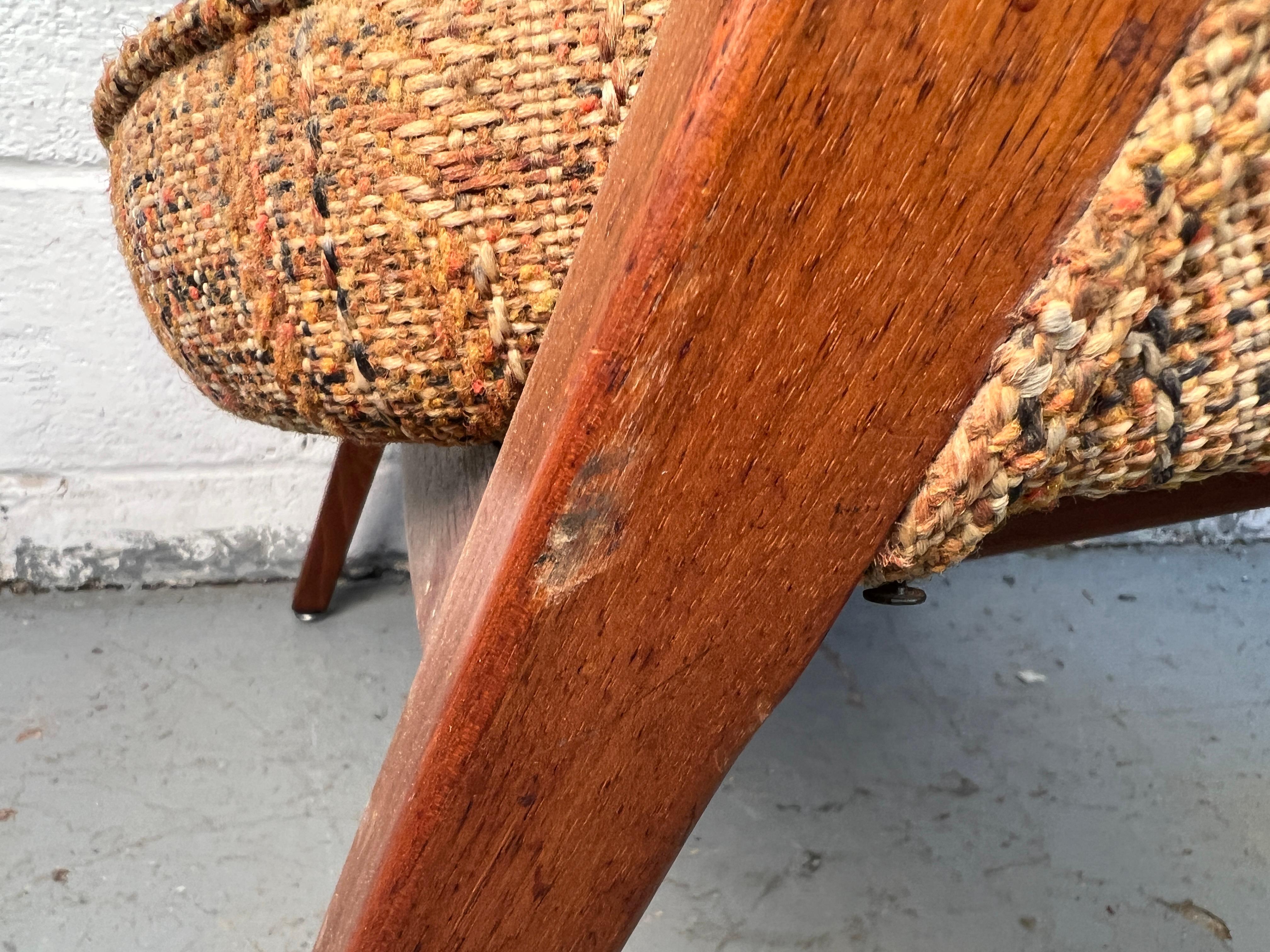 Moderner Stuhl aus Nussbaum und Tweed aus der Jahrhundertmitte im Angebot 1