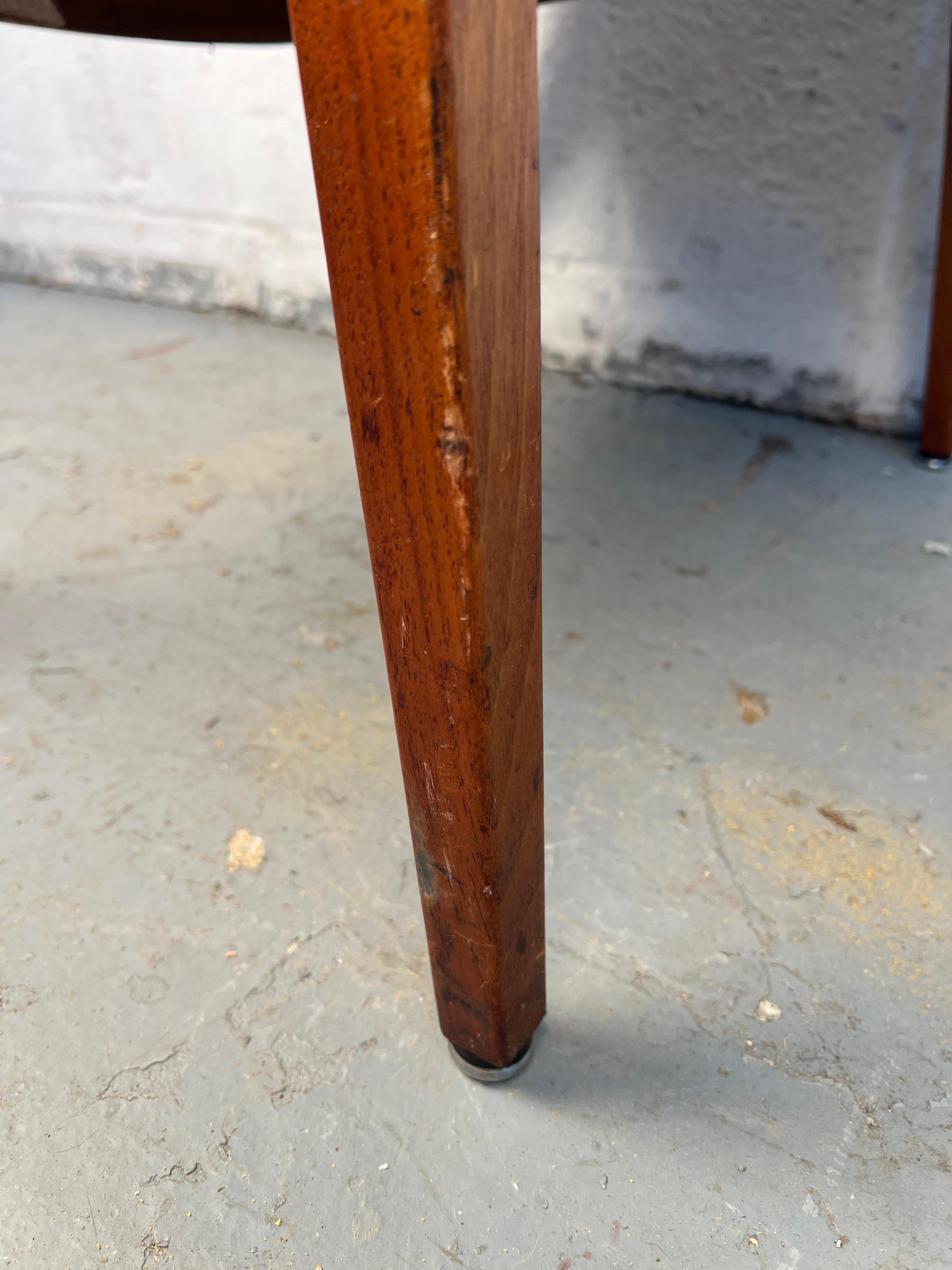 Moderner Stuhl aus Nussbaum und Tweed aus der Jahrhundertmitte im Angebot 2