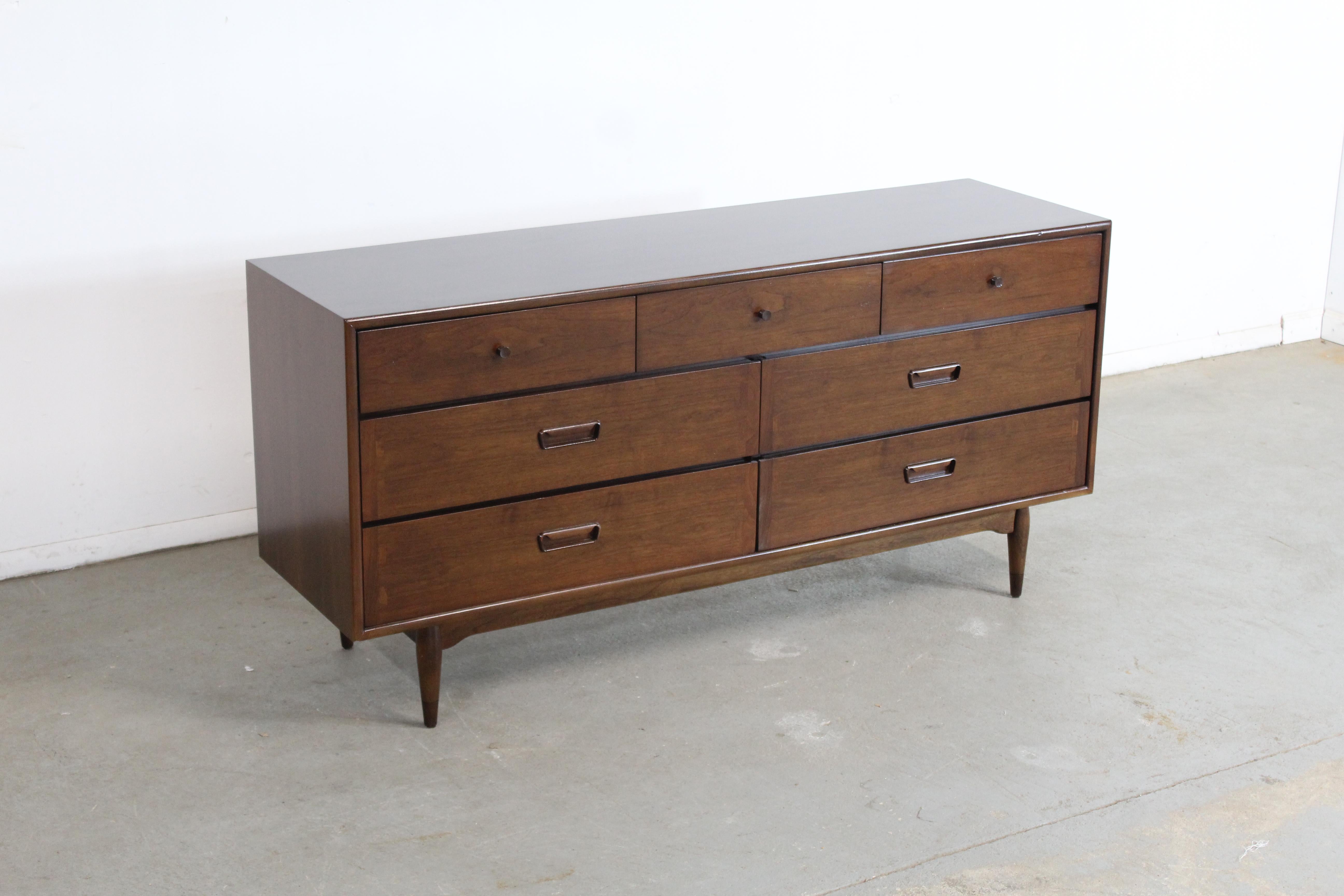 Mid-Century Modern Walnut Andre Bus Dovetail Credenza/Dresser

Offered is a beautiful Mid-Century Modern Walnut Credenza/Dresser with ample storage space, which was designed by Andre Bus for Lane. Features 7 drawers and is elevated. The dove tail
