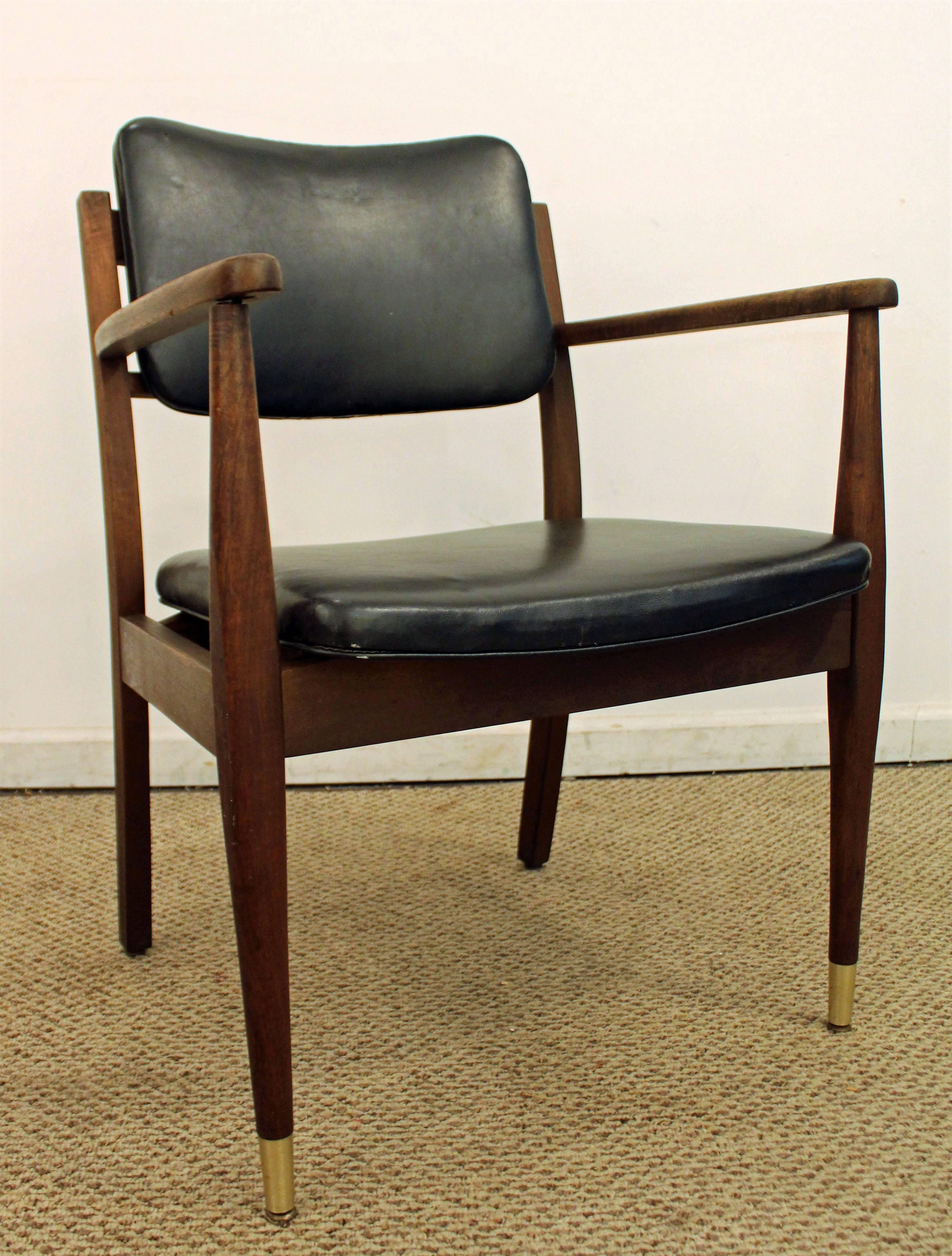 This open-armchair has a walnut frame, brass feet, and vinyl upholstery, in good condition for its age. It was made by Gregson Manufacturing Co.

Measure: 24