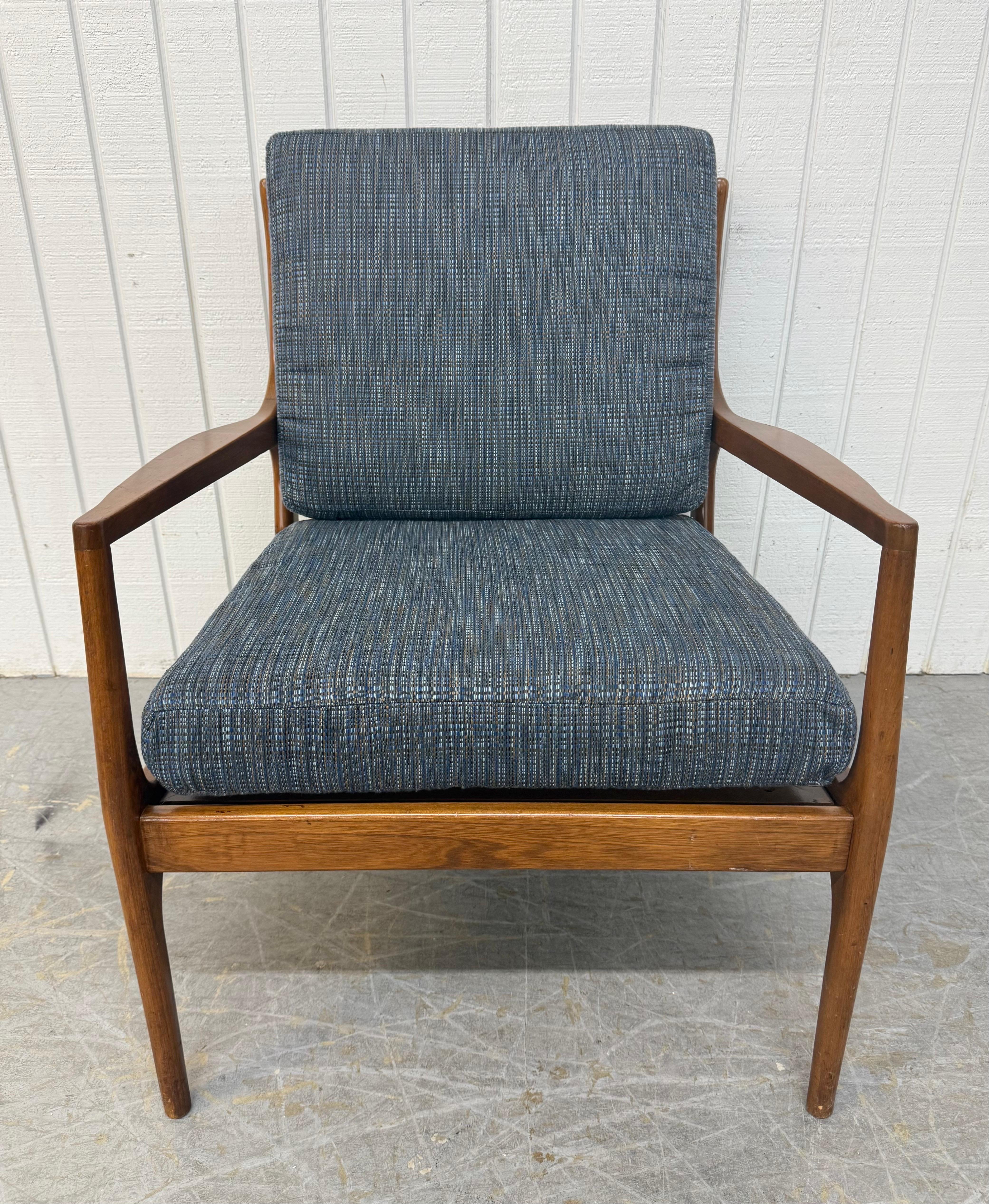 Questo annuncio si riferisce a una poltrona in noce moderna del Medioevo. Il design è lineare, la struttura in legno, i cuscini blu appena imbottiti e la finitura in noce. Si tratta di un'eccezionale combinazione di qualità e design MCM!