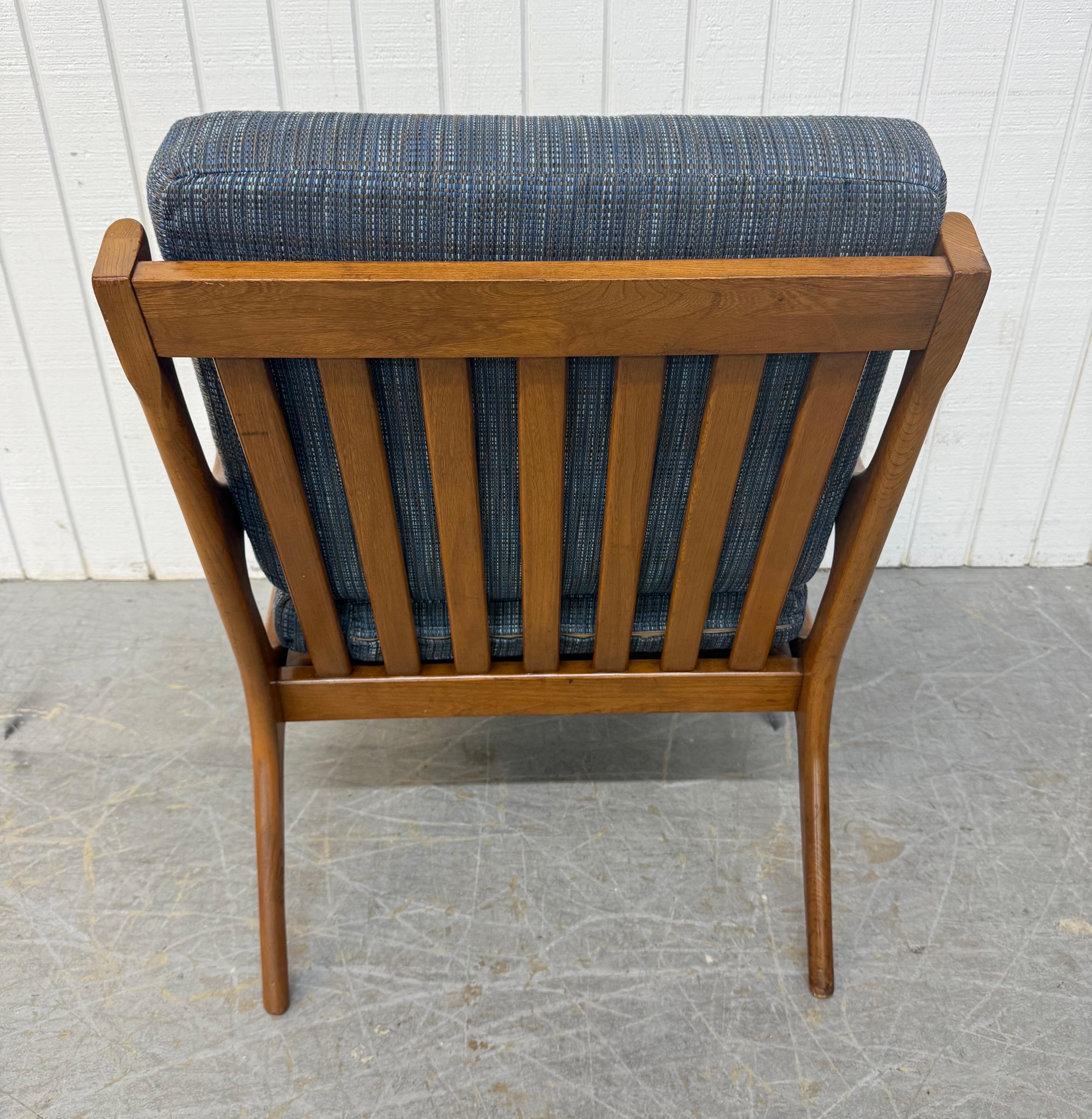 Sedia a bracci in noce moderna del metà del secolo In condizioni buone in vendita a Clarksboro, NJ