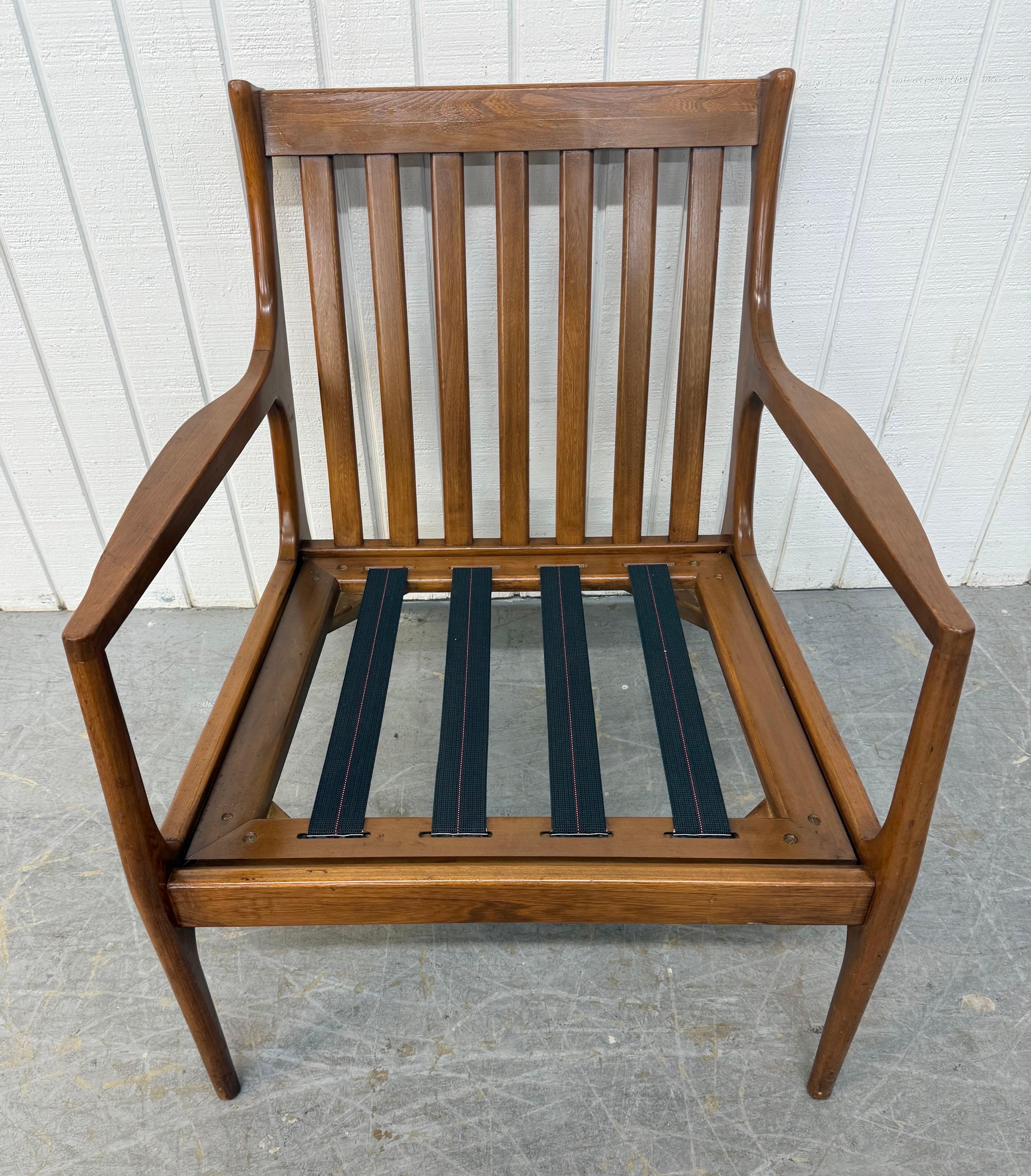 Tappezzeria Sedia a bracci in noce moderna del metà del secolo in vendita