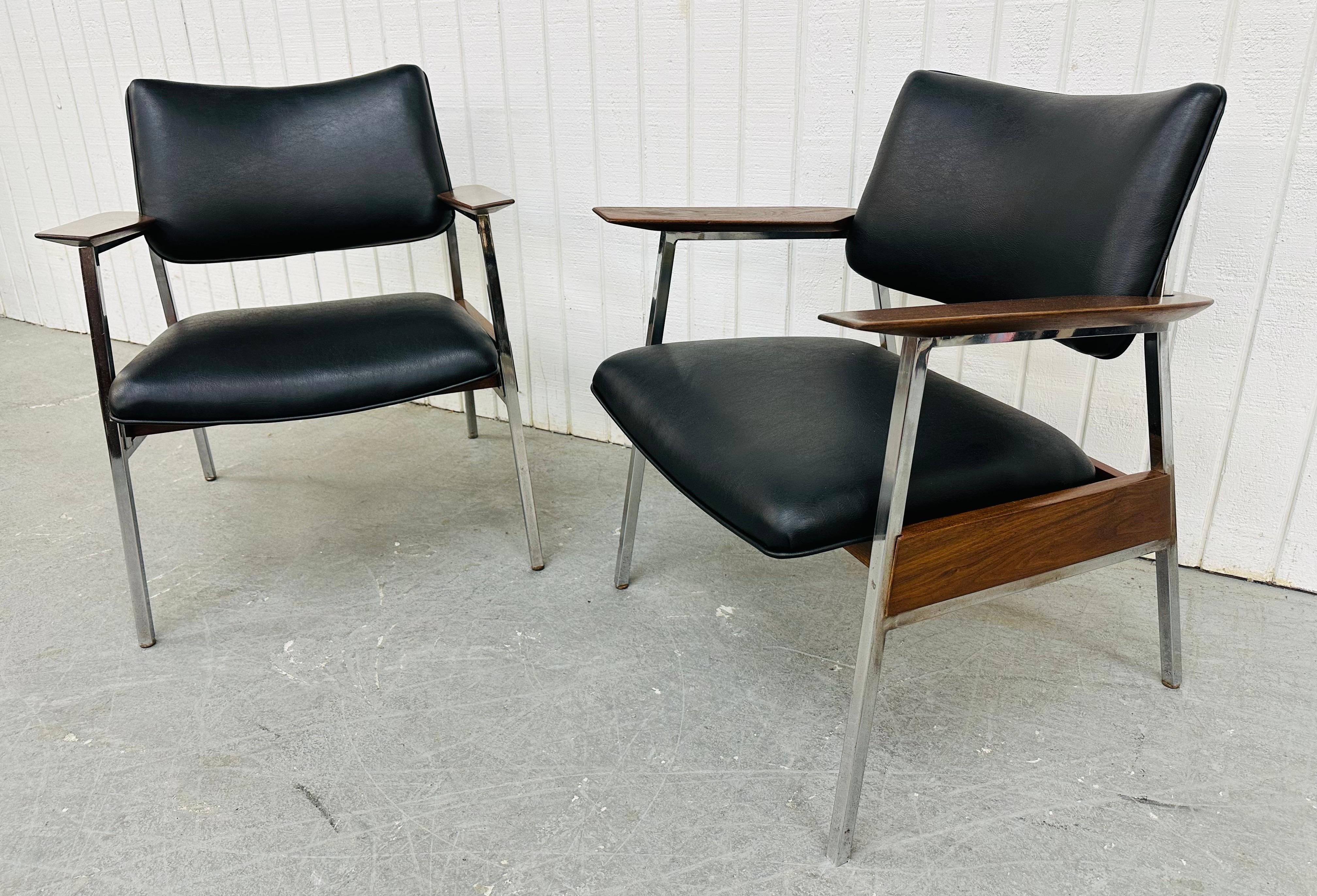 Mid-Century Modern Walnut Arm Chairs - Set of 2 In Good Condition In Clarksboro, NJ