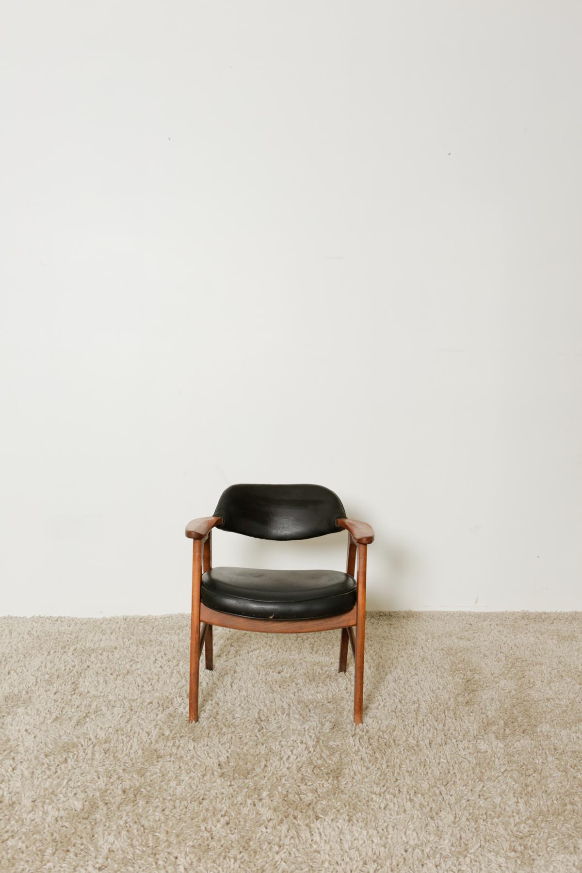 Mid-Century Modern walnut armchair

This classic MCM armchair is made of solid walnut and features a floating backrest in black vinyl. Comfortable, roomy “madmen” style chair. Enjoy your work in comfort with this chair. In good condition. Wear