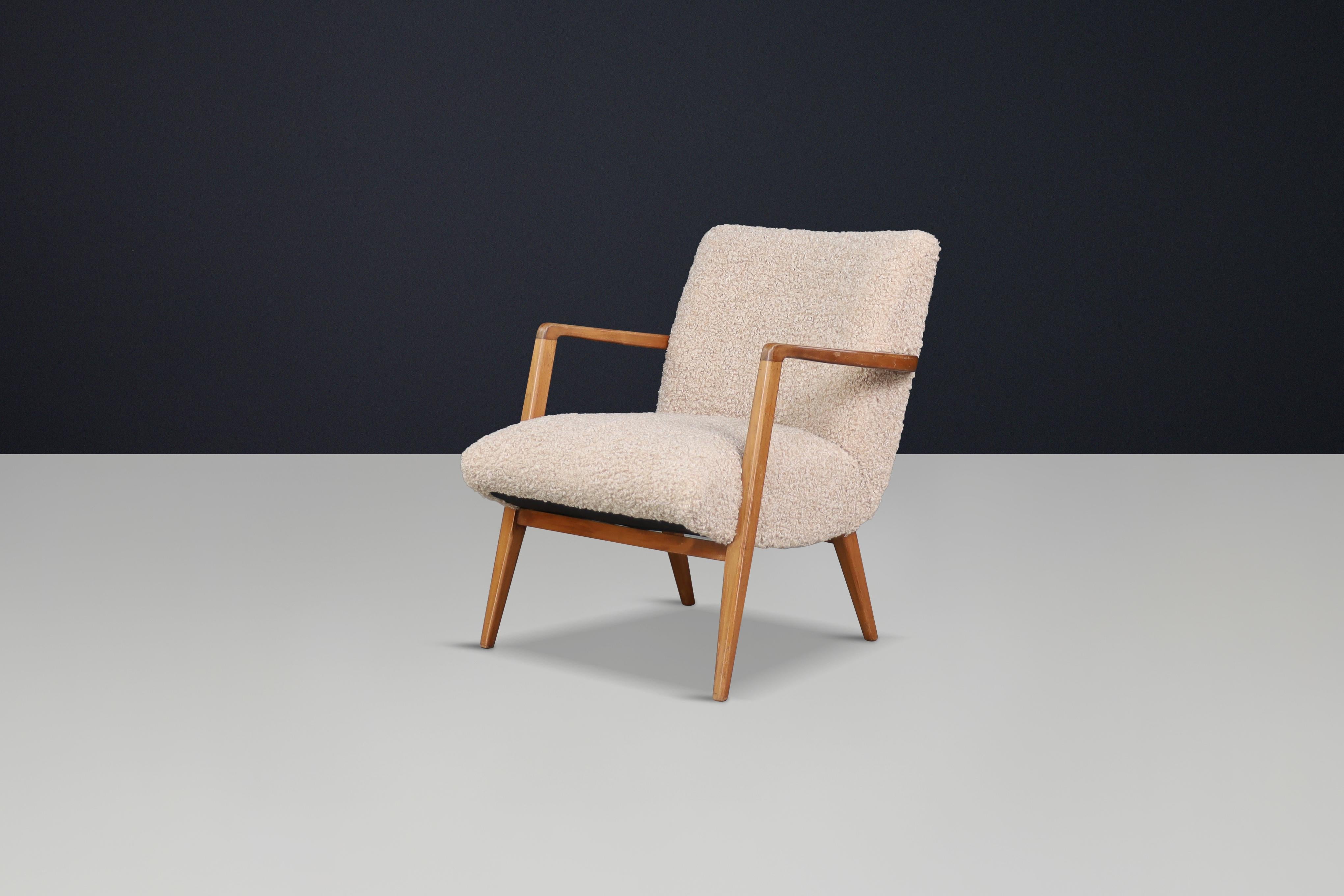 Mid-Century Modern Walnut Armchair with Teddy Upholstery, Italy, 1950s

A stunning example of Italian mid-century craftsmanship, this vintage armchair from the 1950s blends warm walnut wood with plush teddy upholstery for a timeless and inviting