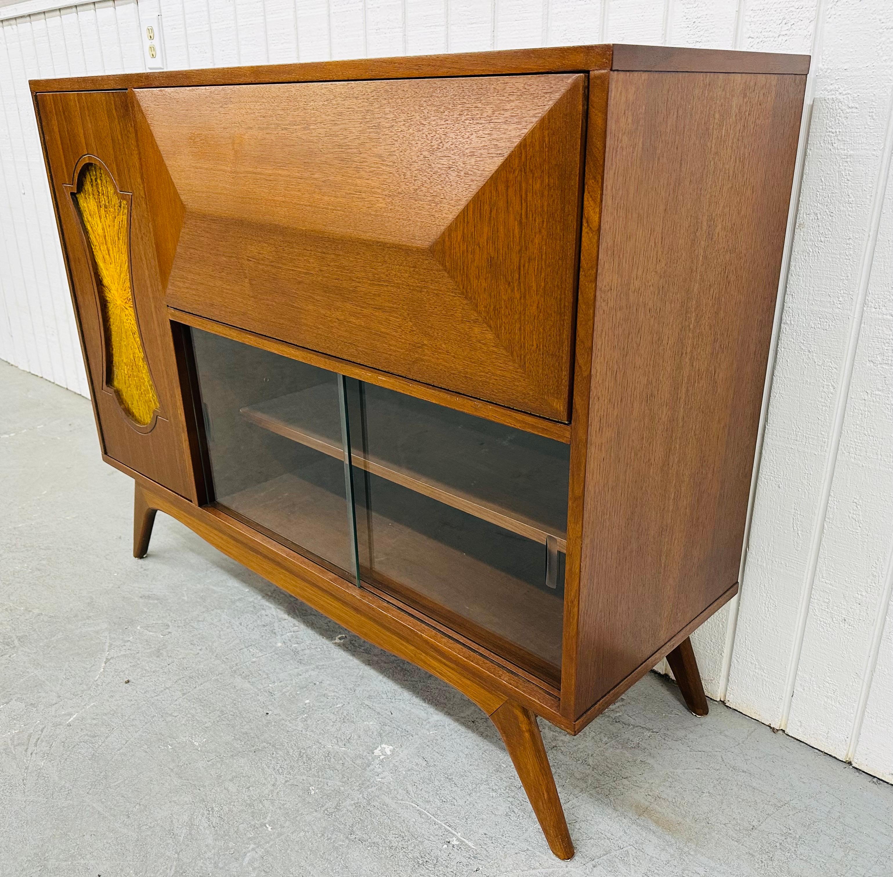 Mid-Century Modern Walnut Bar Cabinet In Good Condition In Clarksboro, NJ