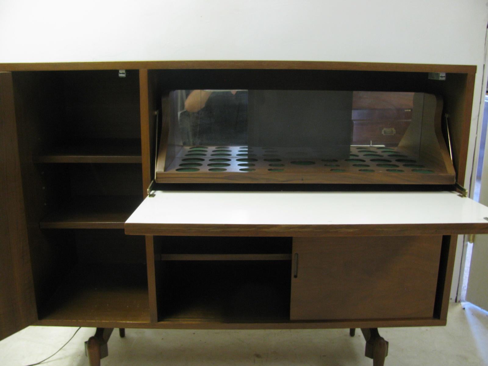 Mid-Century Modern Walnut Lighted Bar Cabinet In Good Condition In Port Jervis, NY