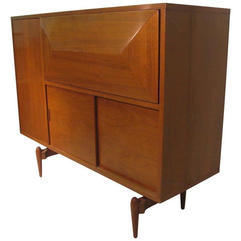 MidCentury Modern Walnut Bar For Sale at 1stdibs