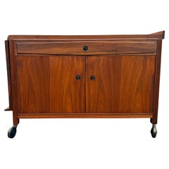 Chariot de bar en noyer moderne du milieu du siècle par John Kapel pour Jon Stuart