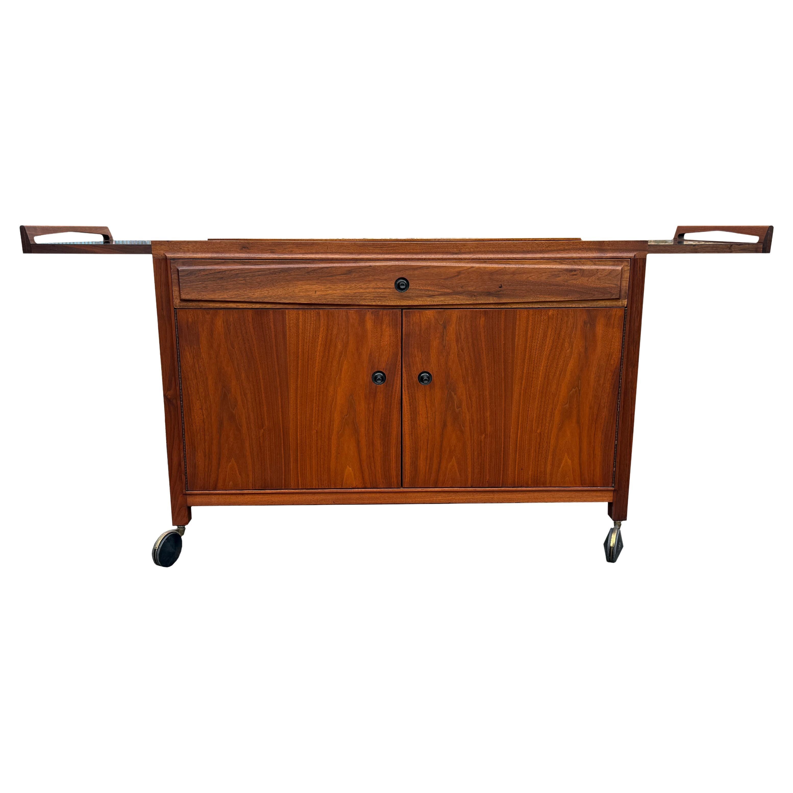Mid Century Modern Walnut Bar Cart by John Kapel for Jon Stuart im Angebot