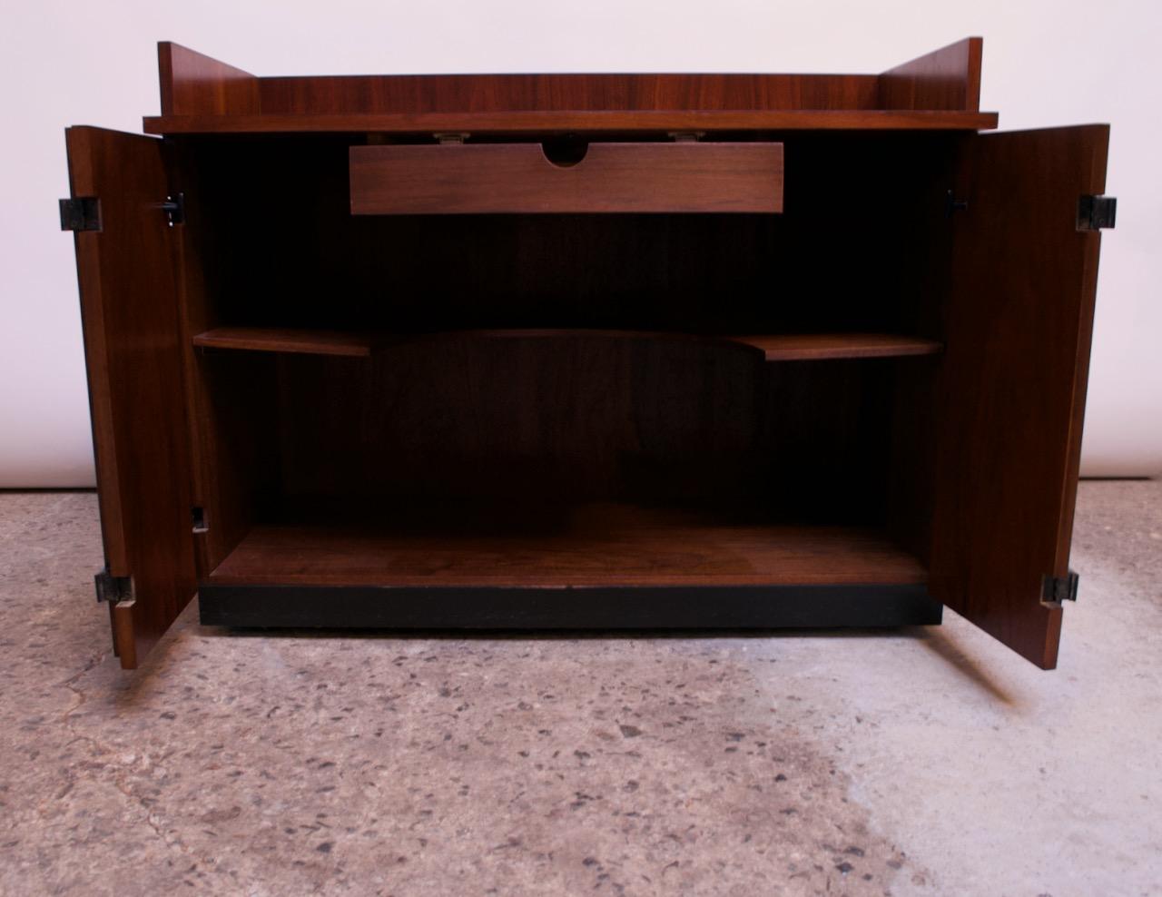 Mid-Century Modern Walnut Bar Cart / Cabinet on Casters by Milo Baughman In Good Condition For Sale In Brooklyn, NY