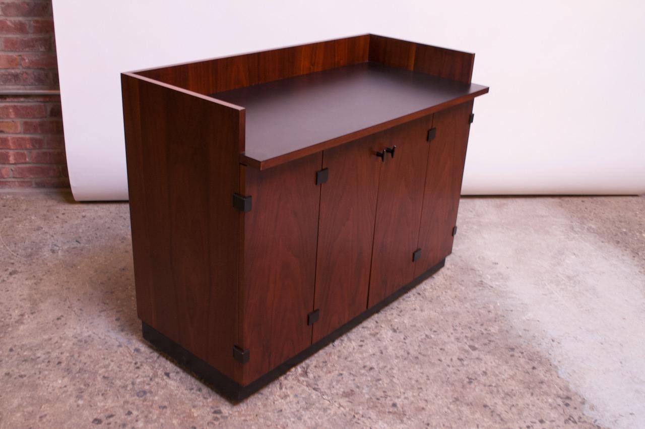 Mid-20th Century Mid-Century Modern Walnut Bar Cart / Cabinet on Casters by Milo Baughman For Sale