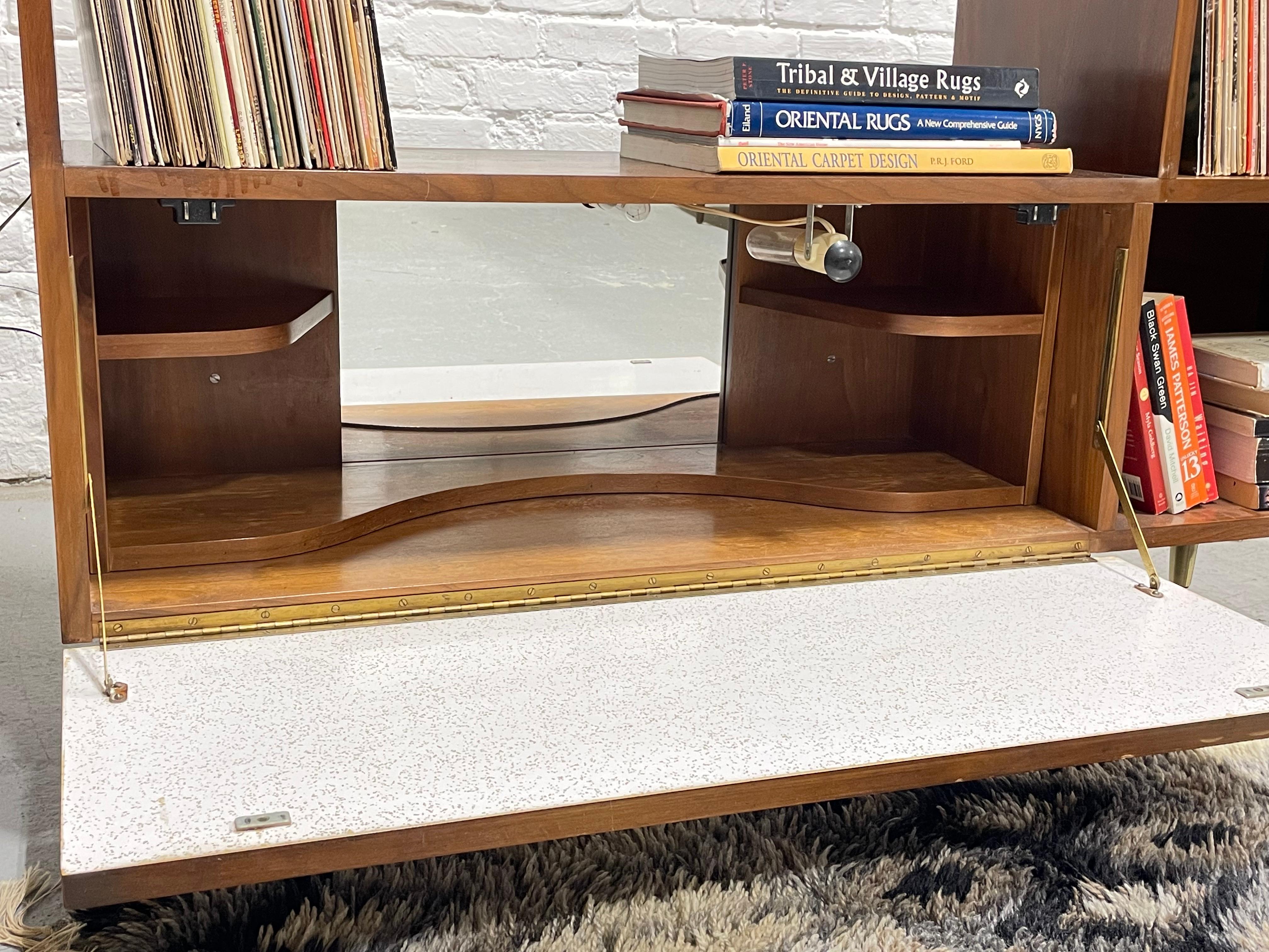 Armadietto BAR / VINILE in noce del Mid Century Modern, anni '60 circa 4