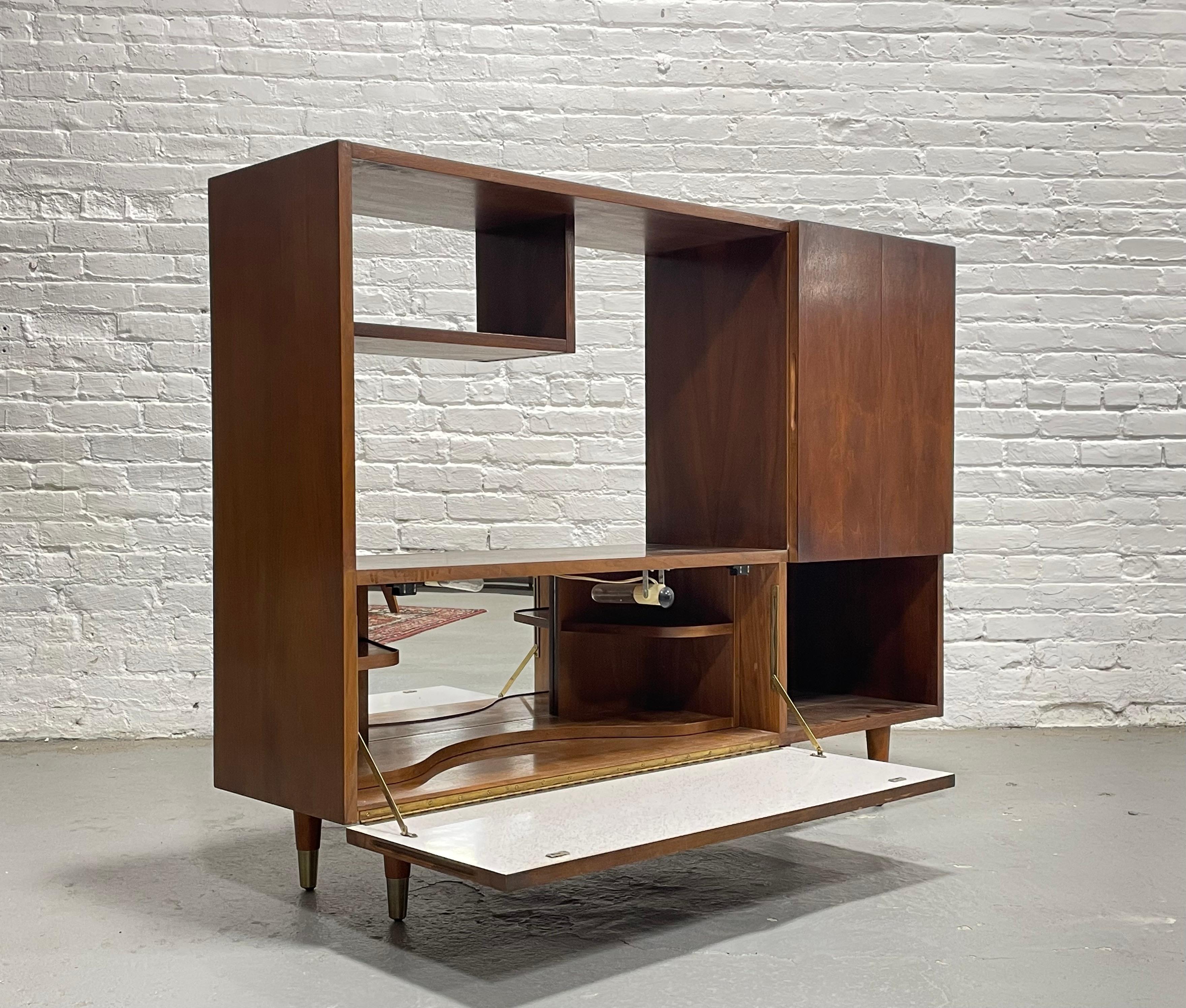 Armadietto BAR / VINILE in noce del Mid Century Modern, anni '60 circa 5
