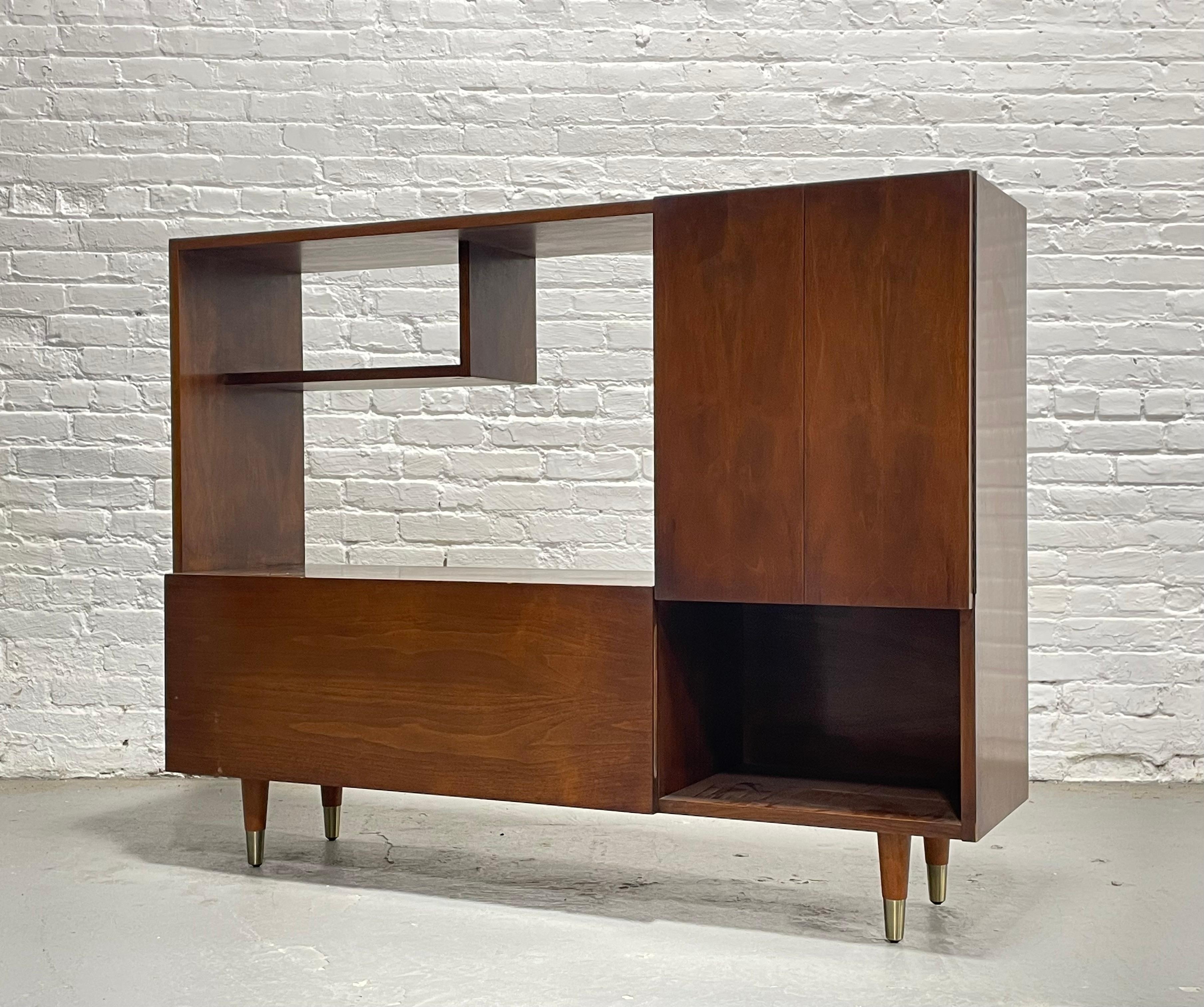 Mid-Century moderno Armadietto BAR / VINILE in noce del Mid Century Modern, anni '60 circa