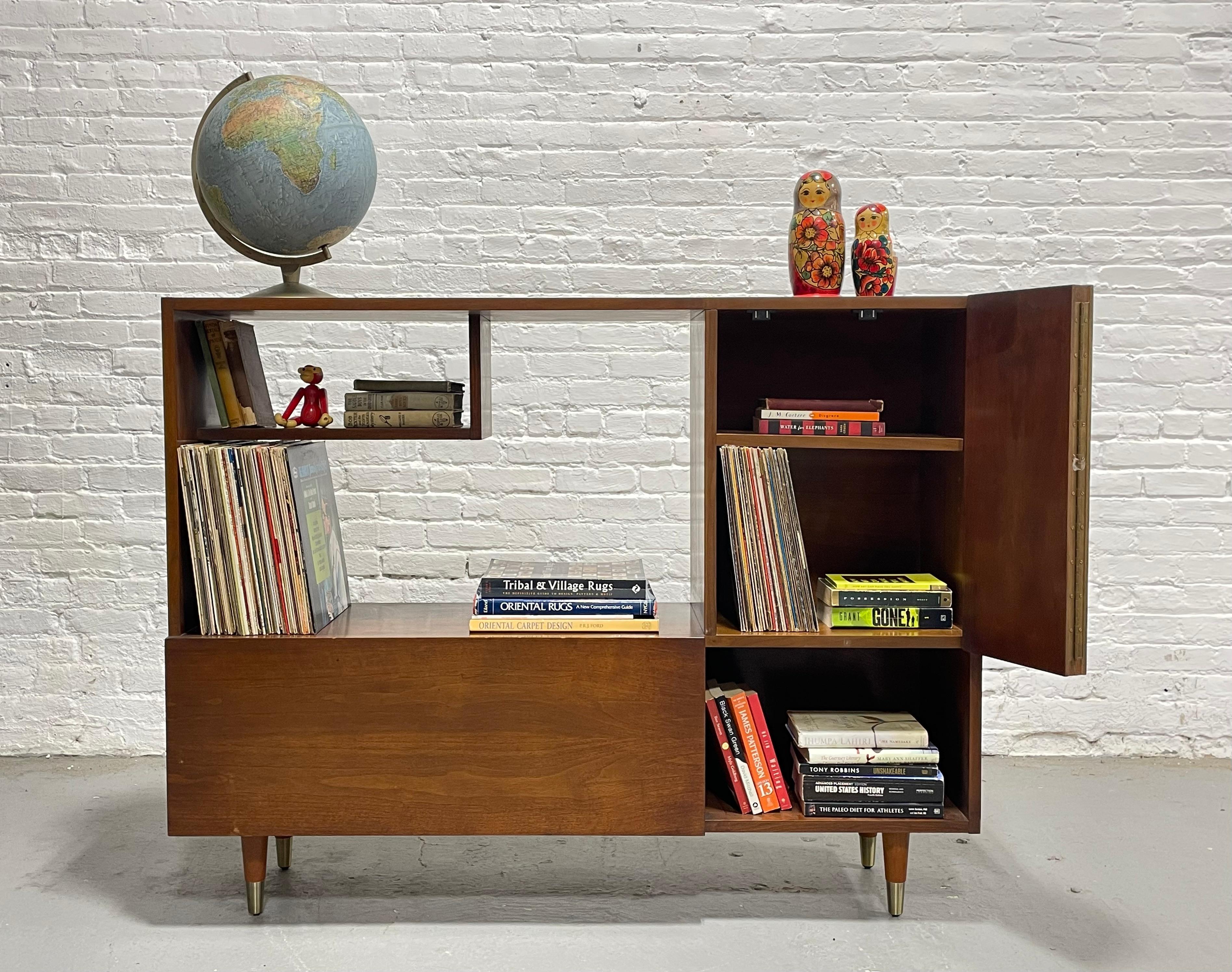 Armadietto BAR / VINILE in noce del Mid Century Modern, anni '60 circa In condizioni buone a Weehawken, NJ