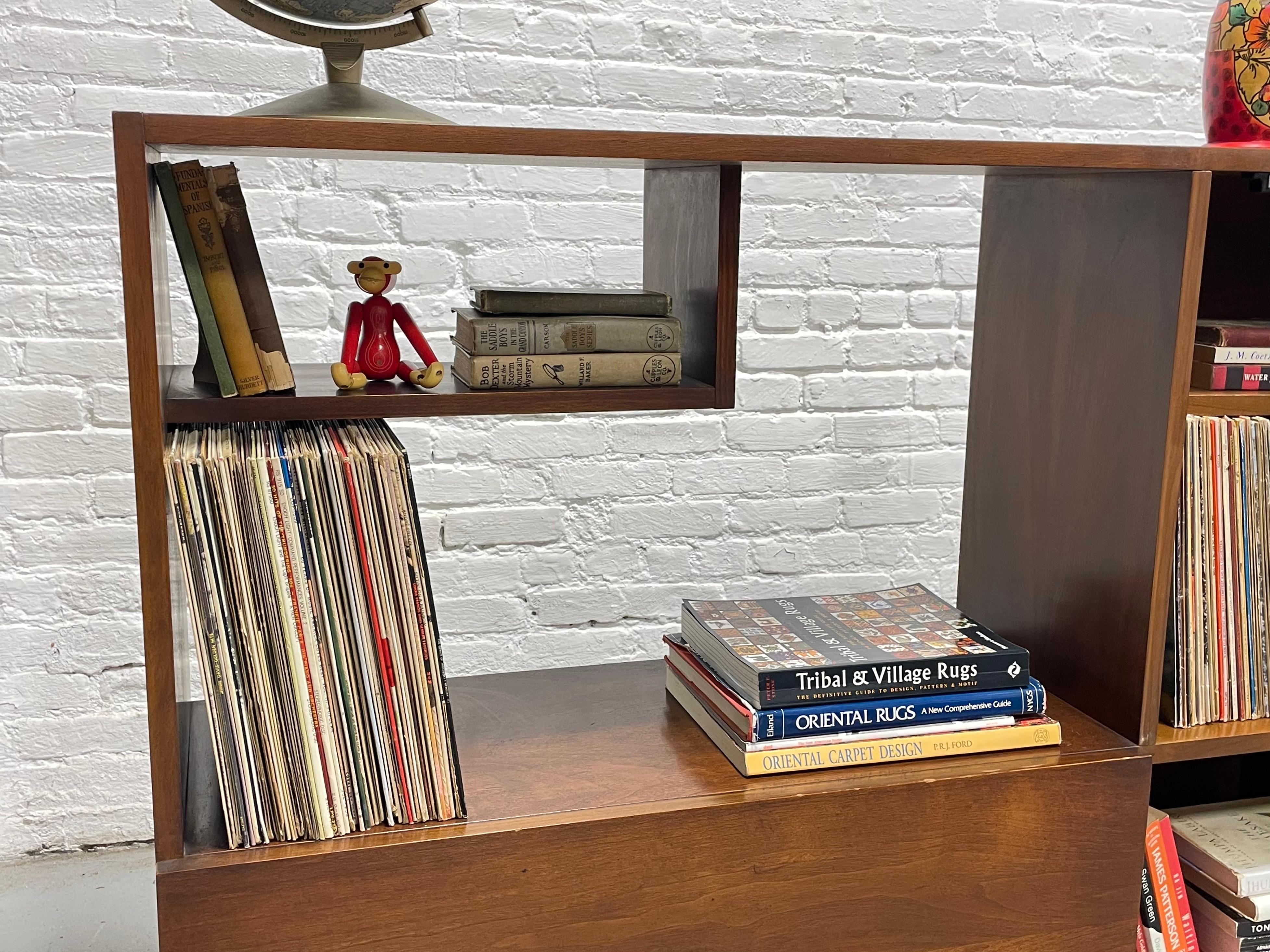 Metà XX secolo Armadietto BAR / VINILE in noce del Mid Century Modern, anni '60 circa