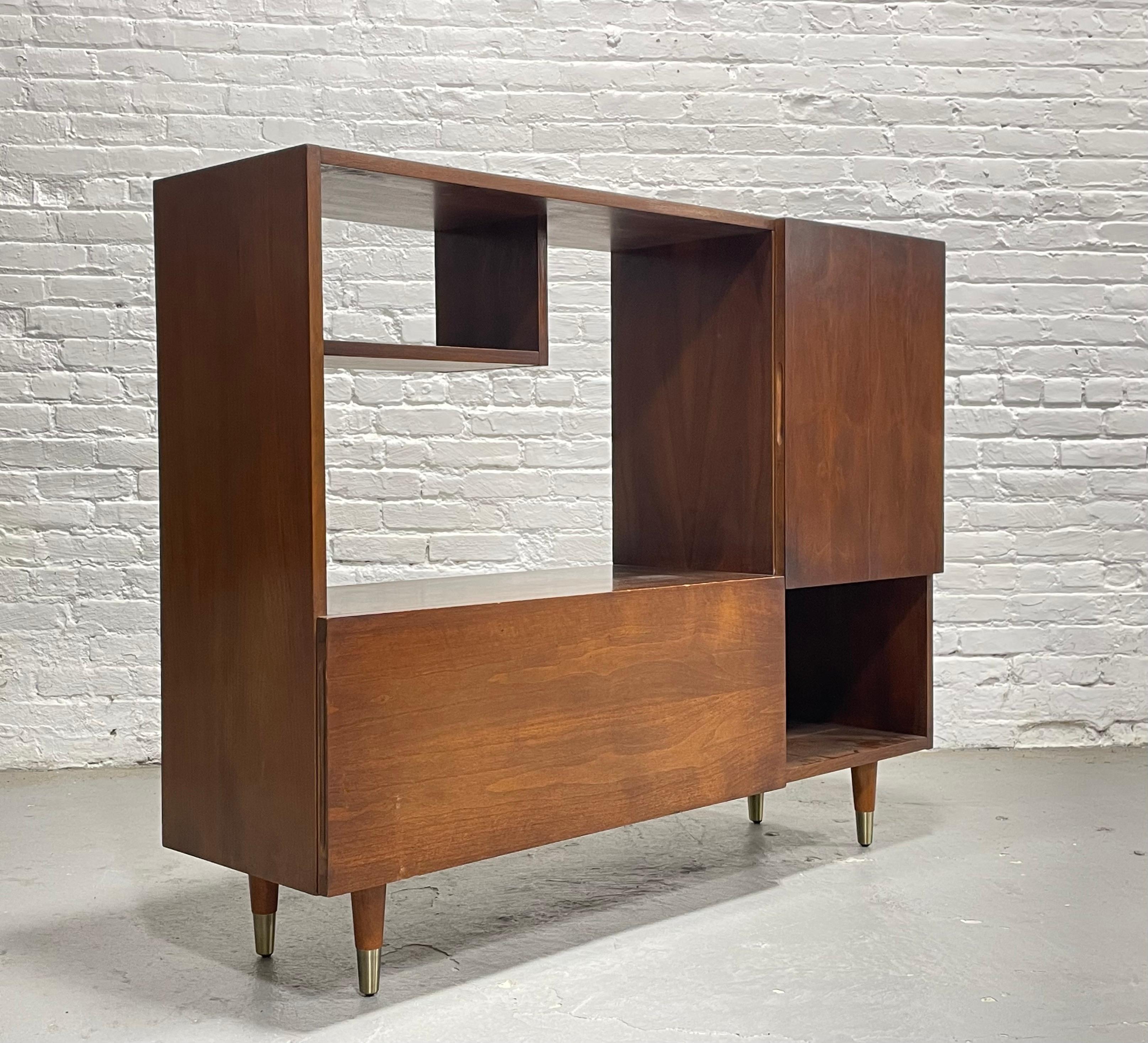 Noce Armadietto BAR / VINILE in noce del Mid Century Modern, anni '60 circa