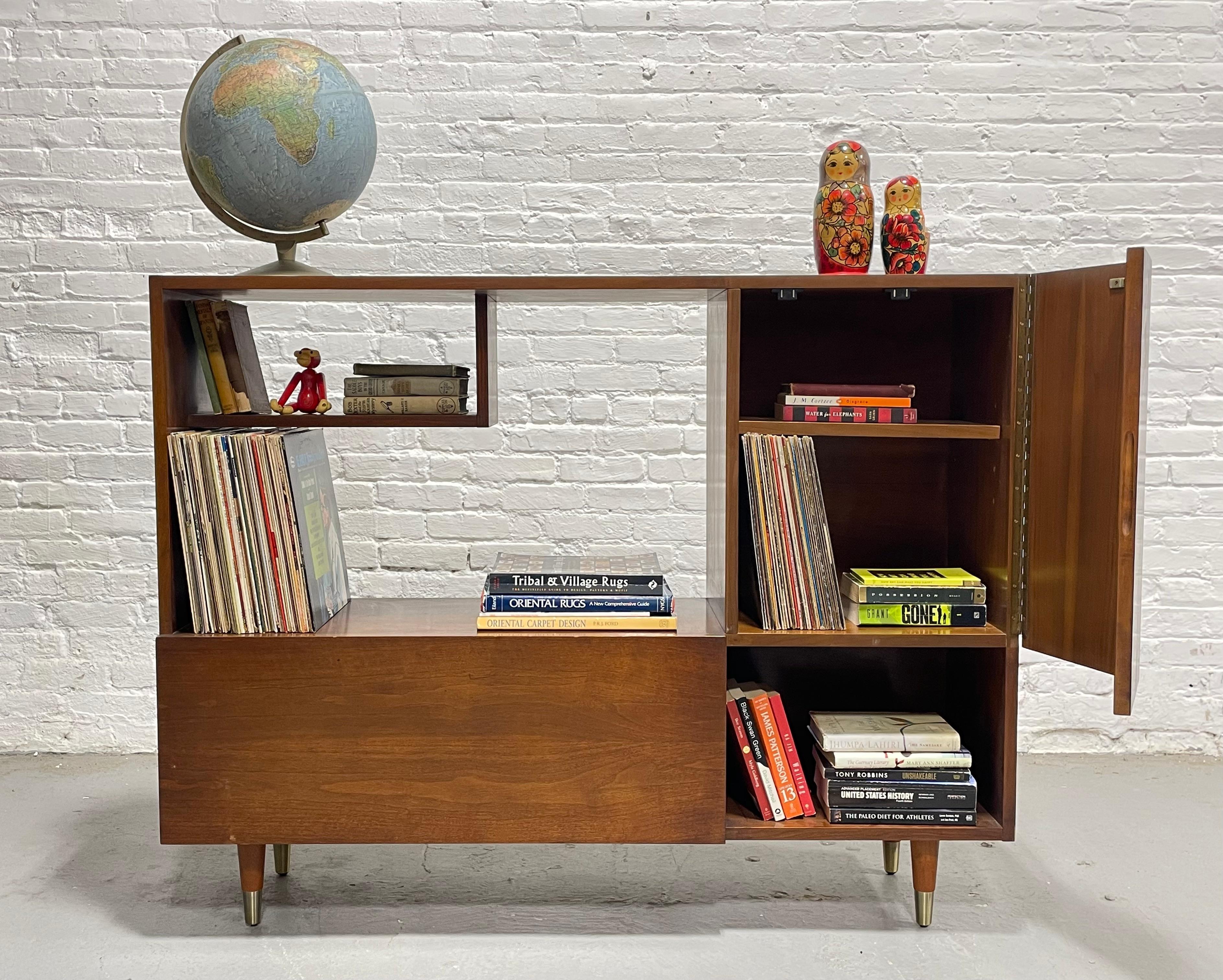 Armadietto BAR / VINILE in noce del Mid Century Modern, anni '60 circa 2