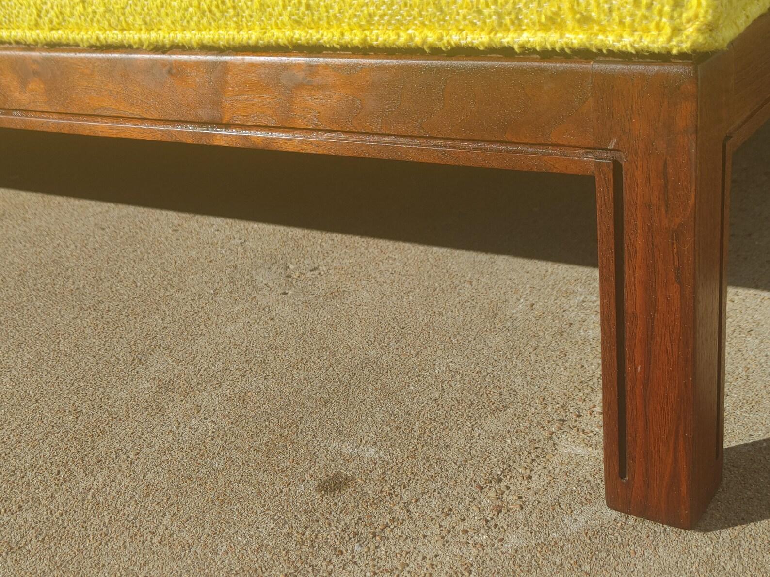 divano con base in legno