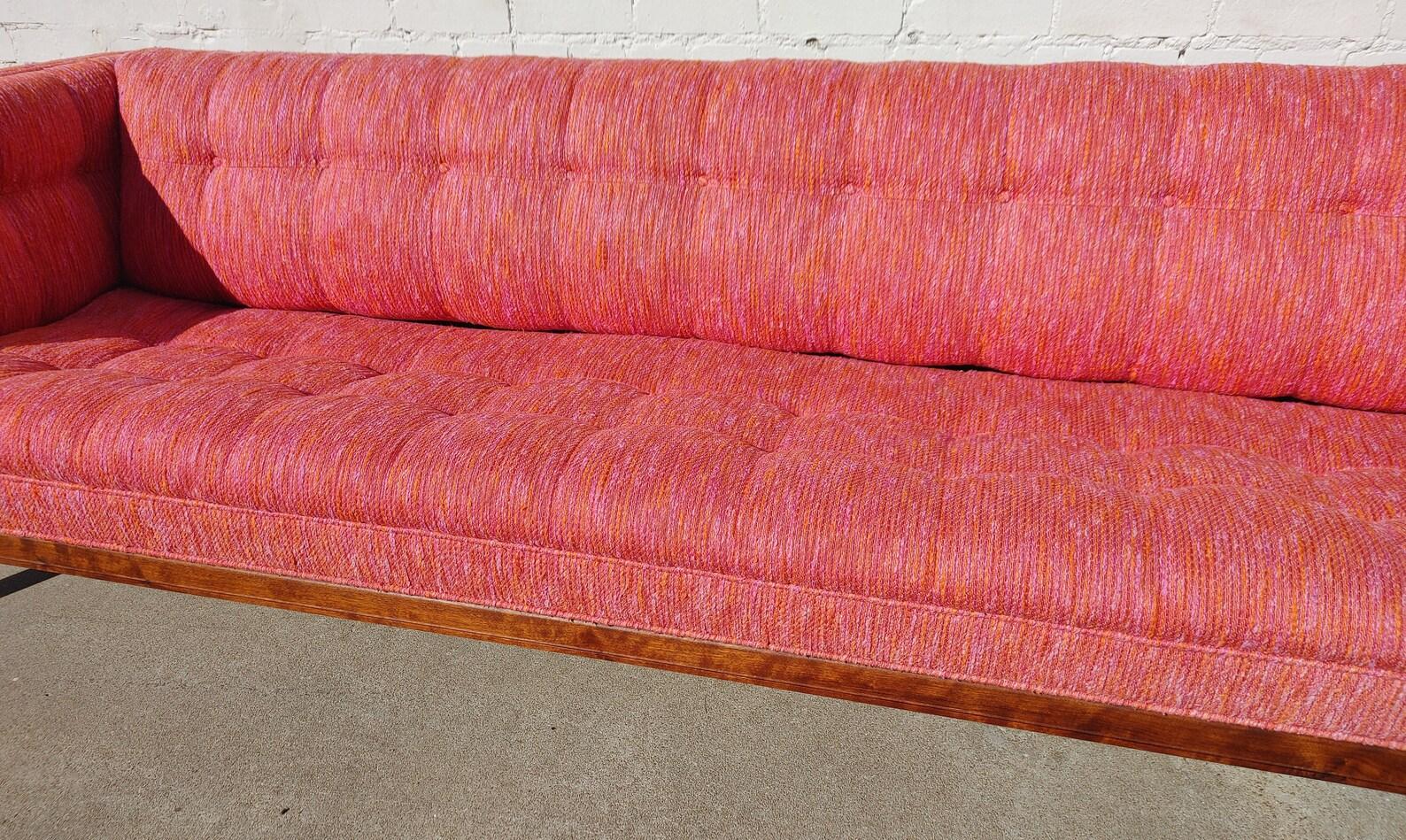 Mid Century Modern Walnut Base Tufted Sofa (Moderne der Mitte des Jahrhunderts) im Angebot