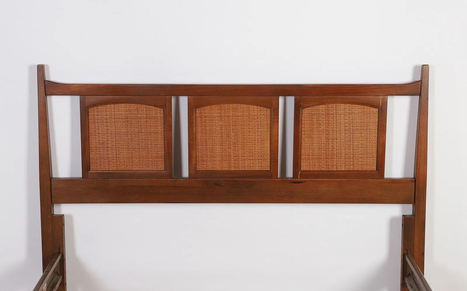 Mid-Century Modern Mid Century Modern Walnut Bedframe With Headboard Full Size en vente