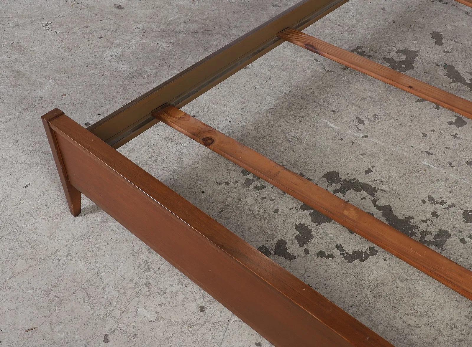 Américain Mid Century Modern Walnut Bedframe With Headboard Full Size en vente