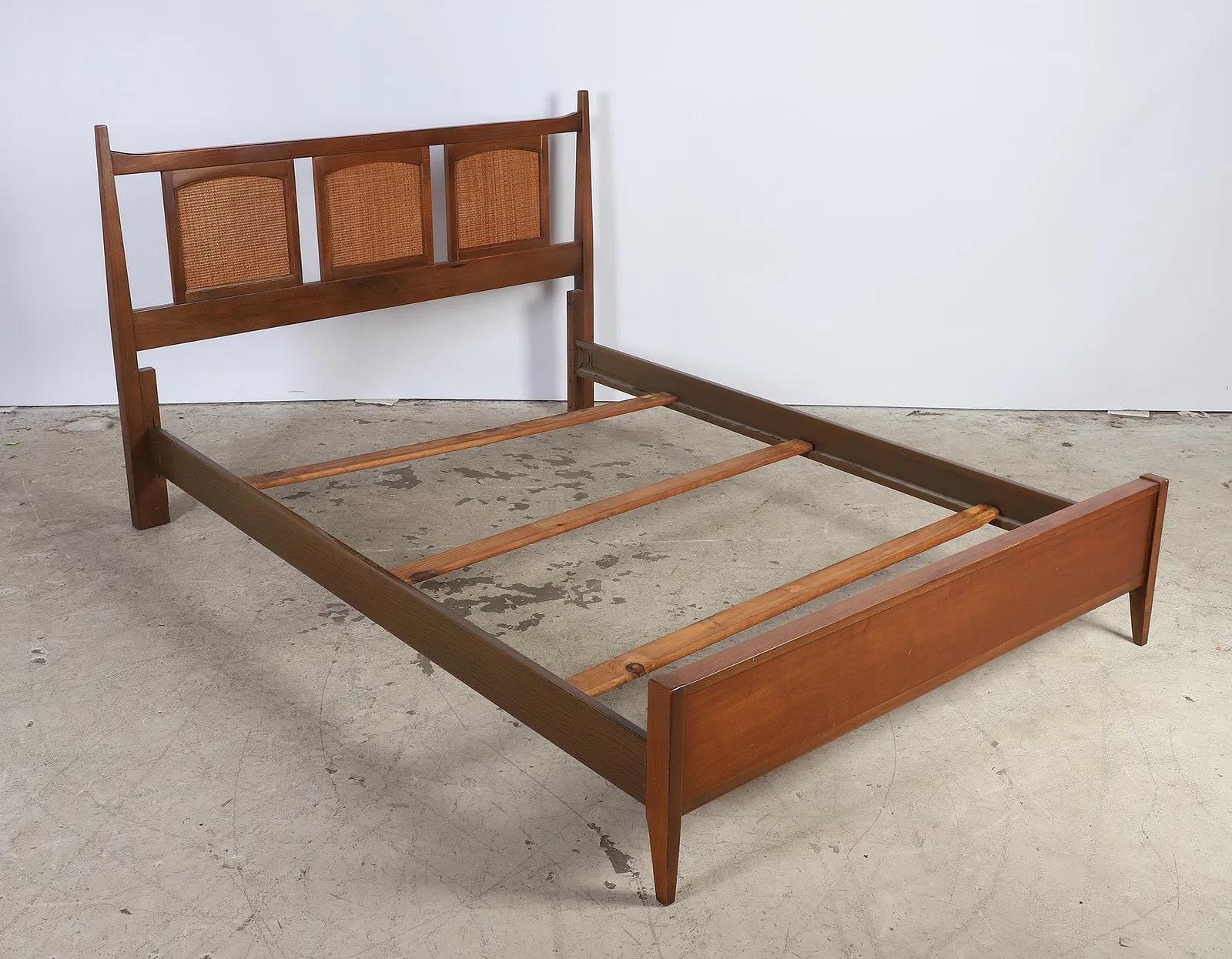 Mid Century Modern Walnut Bedframe With Headboard Full Size Bon état - En vente à Elkton, MD