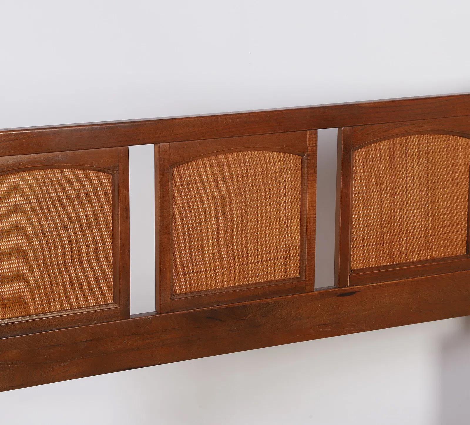 20ième siècle Mid Century Modern Walnut Bedframe With Headboard Full Size en vente