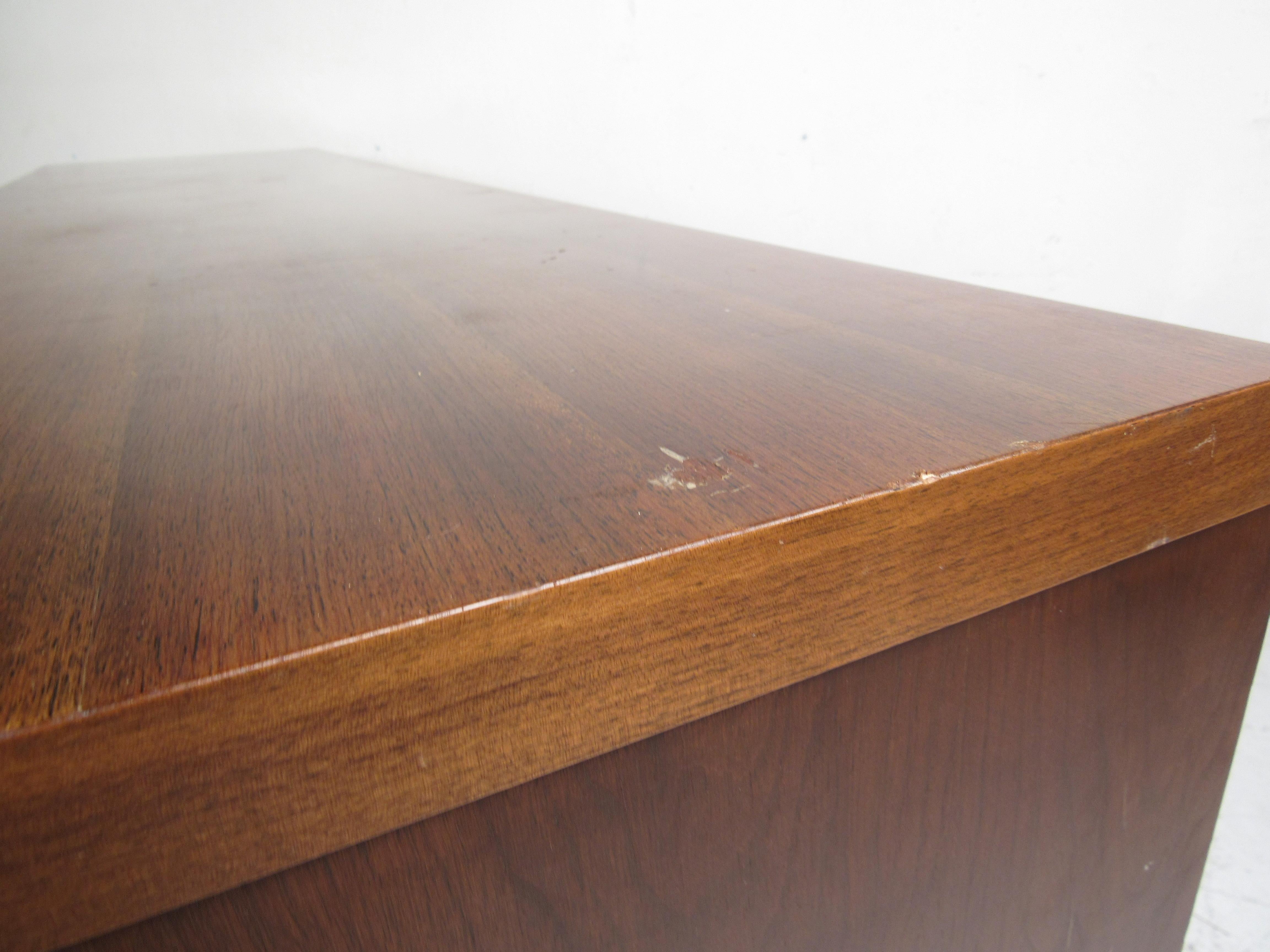 Mobilier de chambre à coucher en noyer de style mi-siècle moderne par Bassett 5