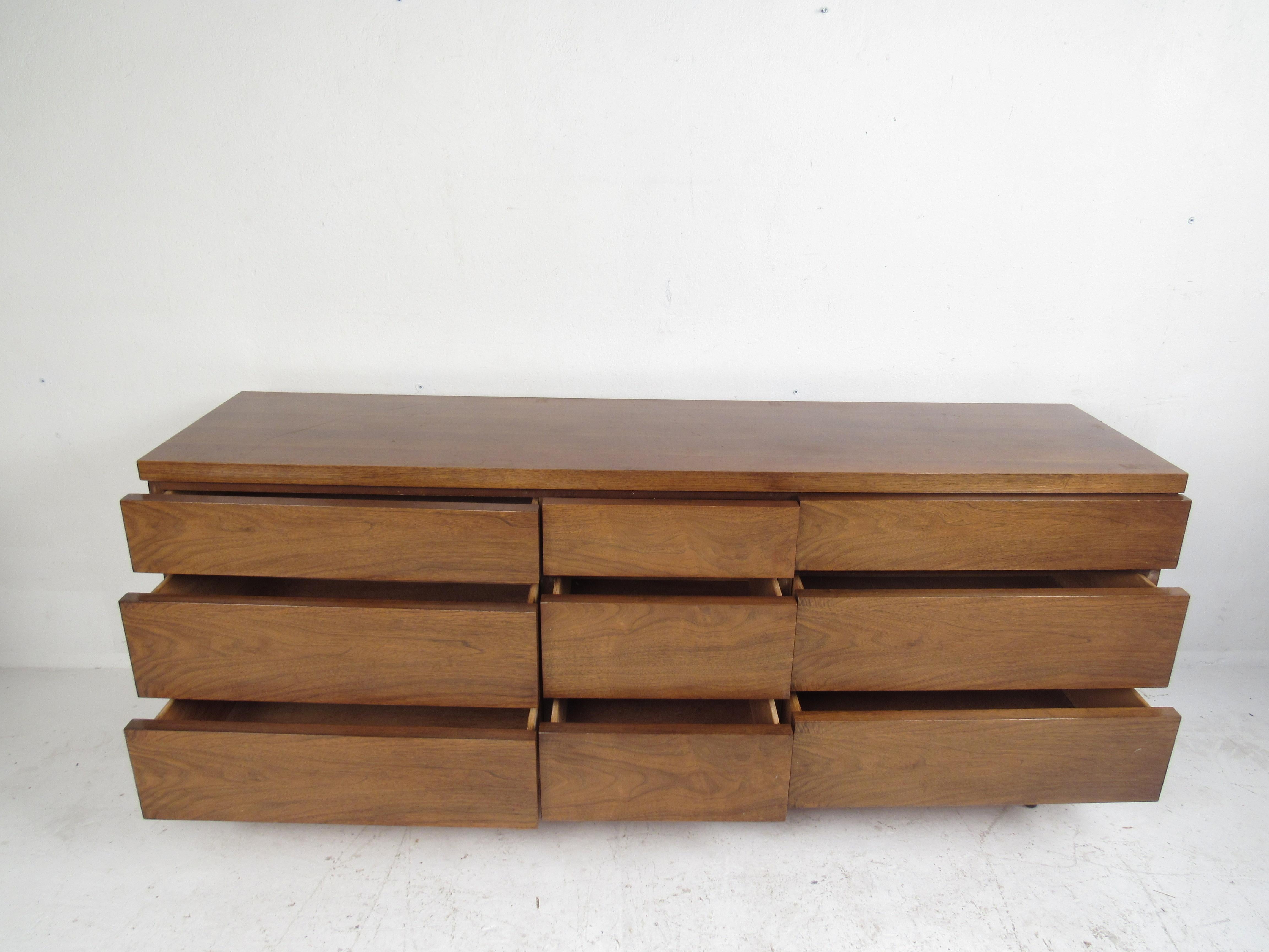 Mobilier de chambre à coucher en noyer de style mi-siècle moderne par Bassett Bon état à Brooklyn, NY