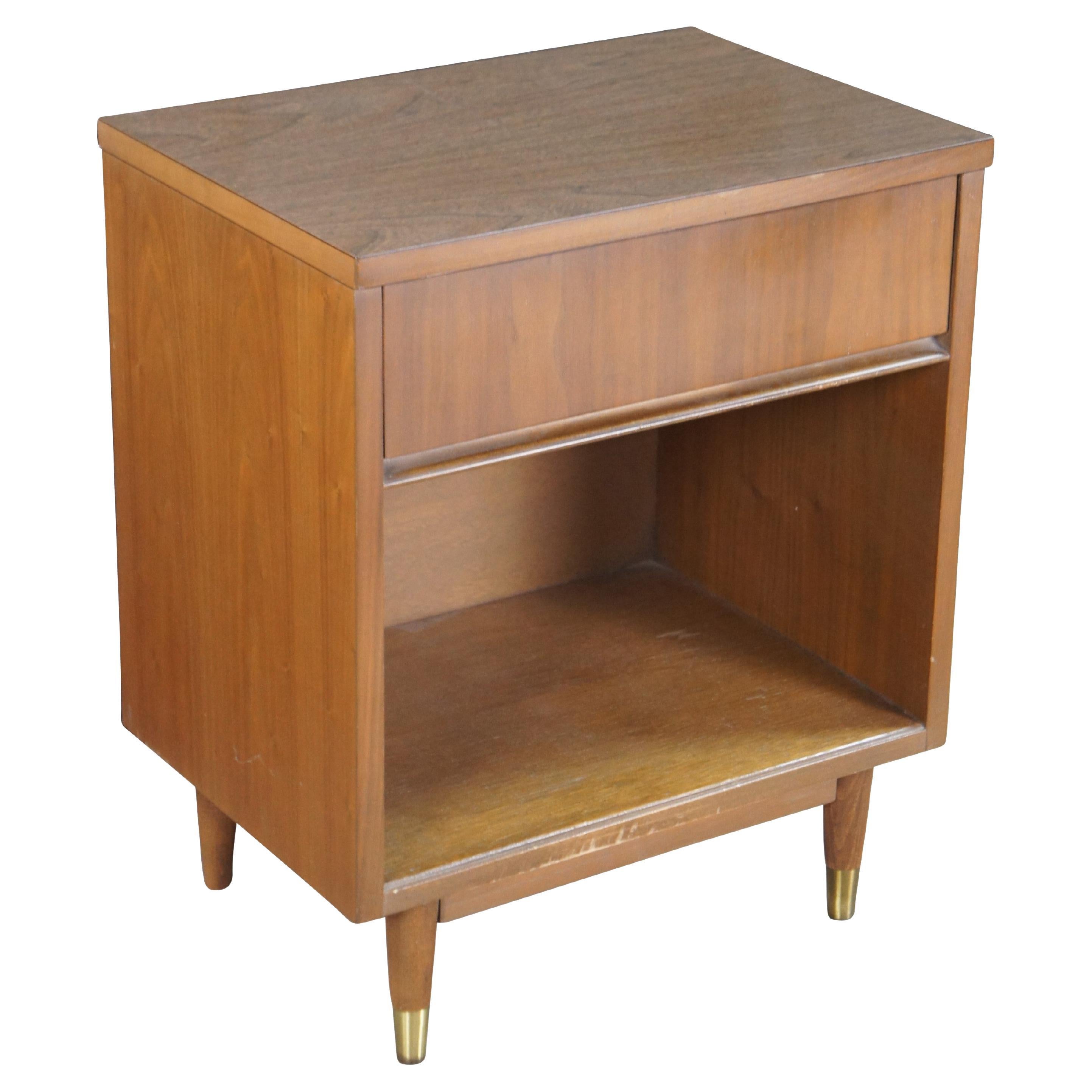 Mid Century Modern Walnut Bedside Table Nightstand Side End Table Drawer MCM en vente